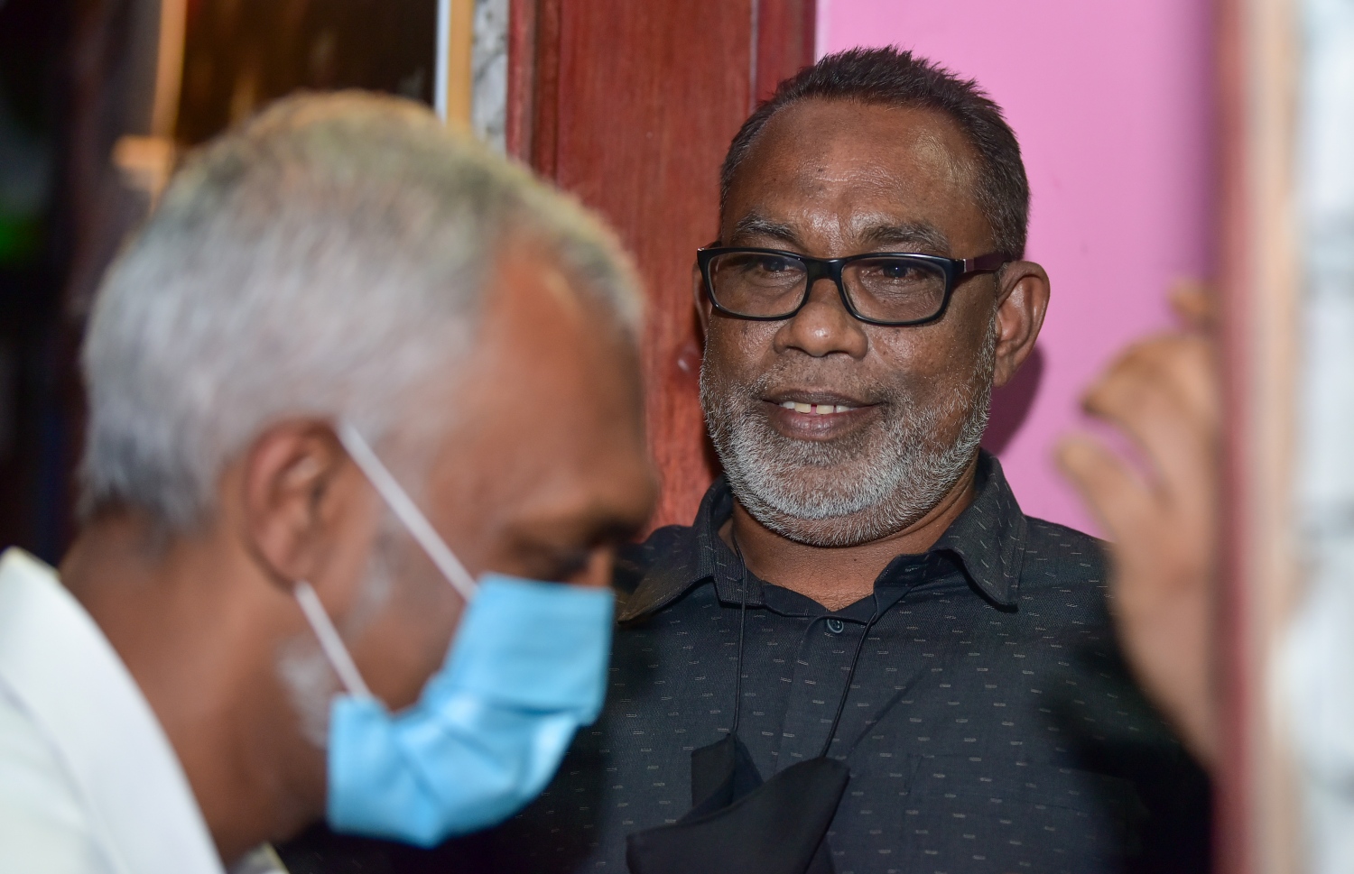 އޭޕްރީލް 10، 20121- މި ފަހަރުގެ ލޯކަލް ކައުންސިލްތަކުގެ އިންތިޚާބުގައި ޕީޕީއެމްގެ ޓިކެޓުގައި ނުކުންނަވައި، އެމްޑީޕީގެ މައްޗަށް ބޮޑު ކާމިޔާބީއެއް ހޯއްދަވައި މާލޭގެ މޭޔަރުކަން ކަށަވަރު ކުރެއްވި ޑރ. މުއިއްޒަށް، އިދިކޮޅު ކޯލިޝަންގެ ވަގުތީ ލީޑަރު އަބްދުއްރަހީމް މަރުހަބާ ދަންނަވަނީ.---ފޮޓޯ: އަހުމަދު އަވްޝަން/މިހާރު