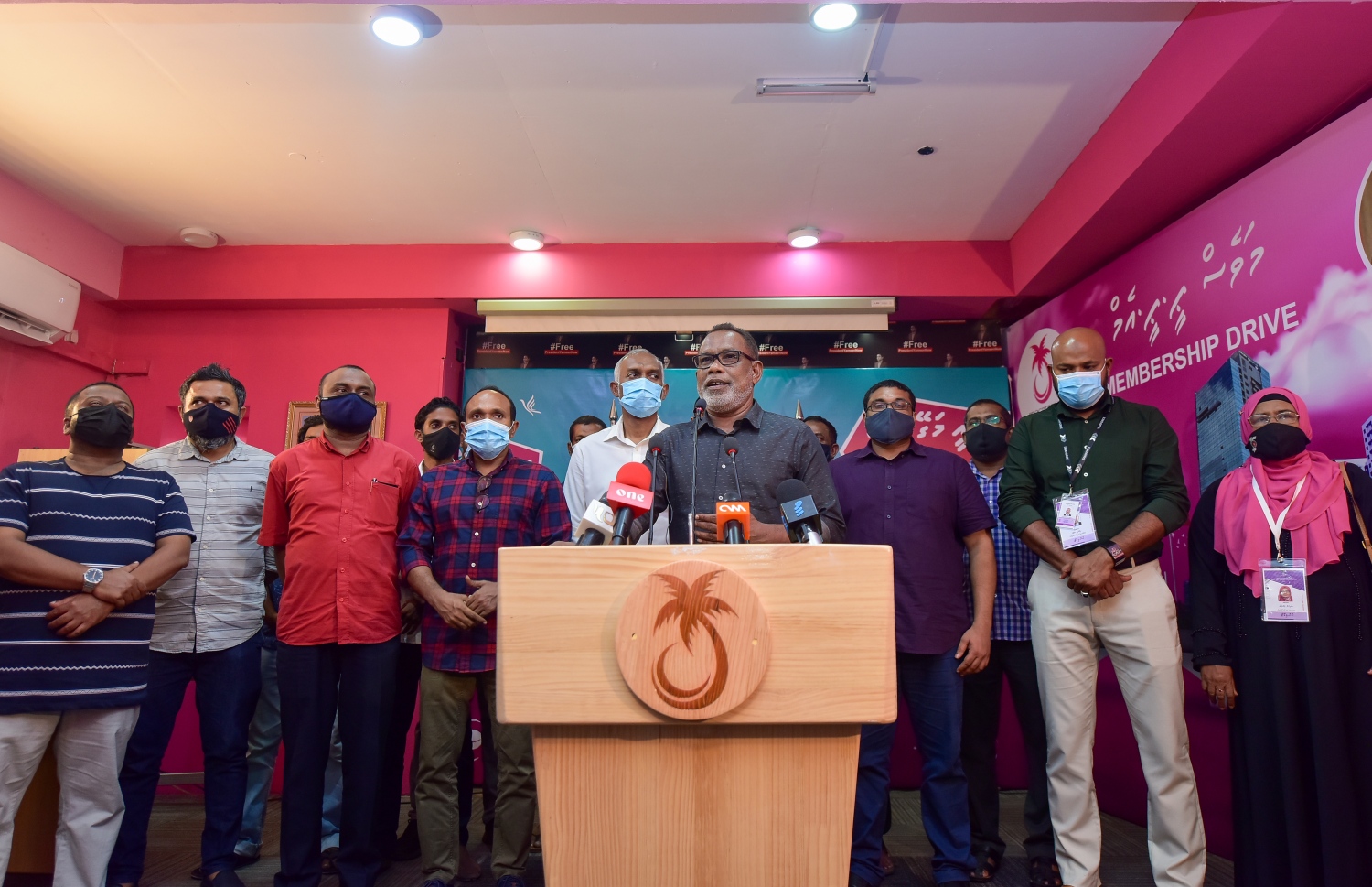 އޭޕްރީލް 10، 20121- މި ފަހަރުގެ ލޯކަލް ކައުންސިލްތަކުގެ އިންތިޚާބުގައި އިދިކޮޅު ޕީޕީއެމަށް ލިބުނު ކާމިޔާބީ އަށް ފަހު، އެ ޕާޓީ އާއި ޕީއެންސީގެ ލީޑަޝިޕާއި މާލެ އިން ކާމިޔާބު ހޯއްދެވި ކެންޑިޑޭޓުން ބޭއްވި މީޑީއާ ބްރީފިންގެ ތެރެއިން.---ފޮޓޯ: އަހުމަދު އަވްޝަން/މިހާރު