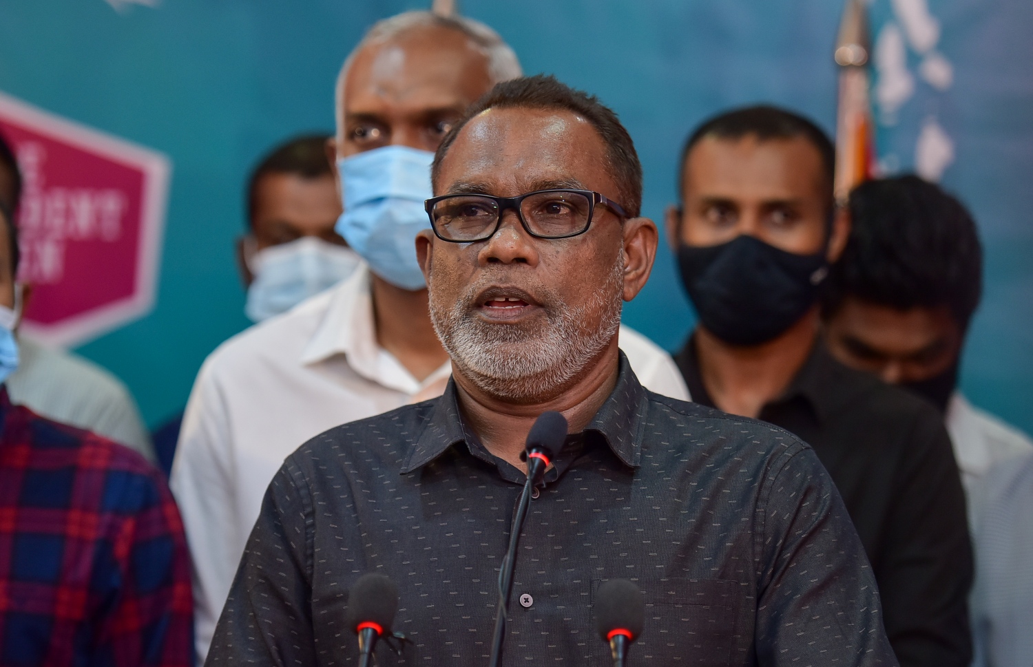 އޭޕްރީލް 10، 20121- މި ފަހަރުގެ ލޯކަލް ކައުންސިލްތަކުގެ އިންތިޚާބުގައި އެމްޑީޕީގެ މައްޗަށް ހޯދުނު ބޮޑު ކާމިޔާބީ އަށް ފަހު، އިދިކޮޅު ކޯލިޝަންގެ ވަގުތީ ލީޑަރު އަބްދުއްރަހީމް މީޑިއާއާ ވާހަކަ ދައްކަވަނީ.---ފޮޓޯ: އަހުމަދު އަވްޝަން/މިހާރު