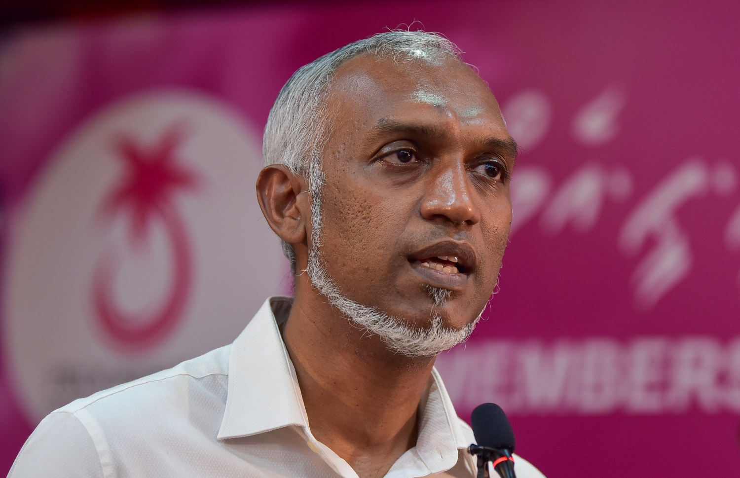 އޭޕްރީލް 10، 20121- މި ފަހަރުގެ ލޯކަލް ކައުންސިލްތަކުގެ އިންތިޚާބުގައި އެމްޑީޕީގެ މައްޗަށް ބޮޑު ކާމިޔާބީއެއް ހޯއްދެވި، އިދިކޮޅު ޕީޕީއެމްގެ ކެންޑިޑޭޓް ޑރ. މުއިއްޒު، އެ ކާމިޔާބީ އަށް ފަހު މީޑިއާއާ ވާހަކަ ދައްކަވަނީ: އެމްޑީޕީގެ ކެންޑިޑޭޓުގެ މައްޗަށް ކާމިޔާބު ހޯއްދެވީ 9،000 އަށް ވުރެ ގިނަ ވޯޓުން.---ފޮޓޯ: އަހުމަދު އަވްޝަން/މިހާރު