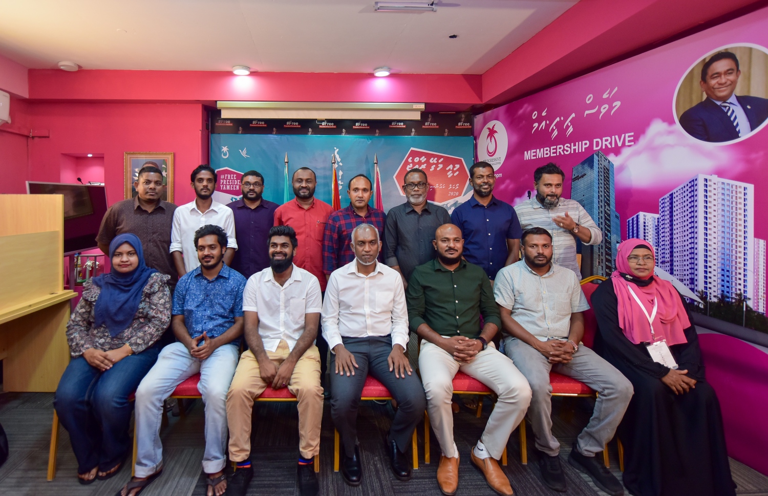 މާލޭ ސިޓީ ކައުންސިލަށް އިންތިހާބުވި ޕީޕީއެމްގެ ކެންޑިޑޭޓުންނާއެކު، އެ ކޯލިޝަންގެ ބައެއް އިސްވެރިން އިއްޔެ ރޭ ފޮޓޯއެއް ނަންގަވަނީ---ފޮޓޯ: އަހުމަދު އަވްޝަން/މިހާރު