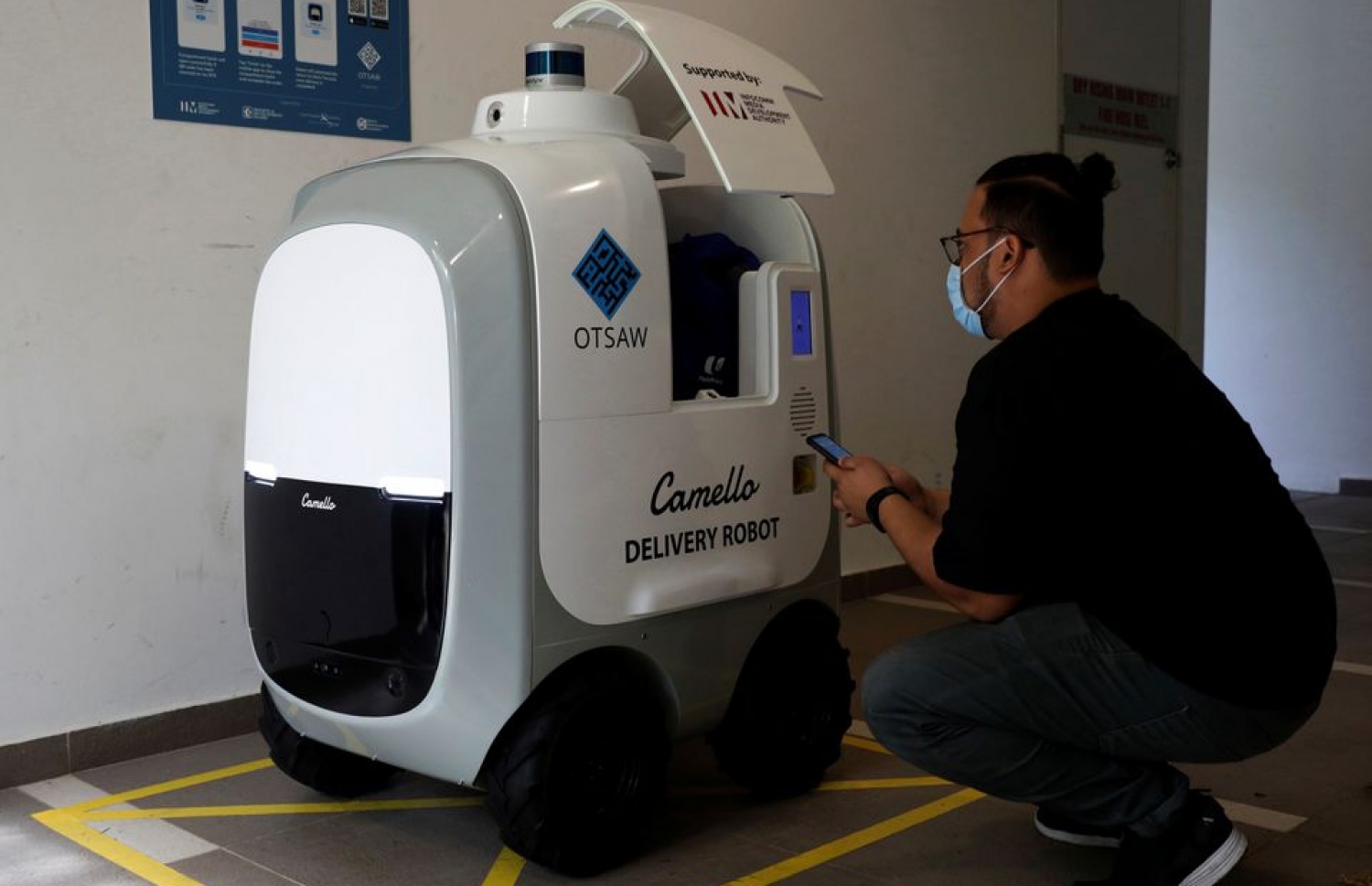 ސިންގަޕޫރްގެ ޑެލިވަރީ ރޮބޮޓް.