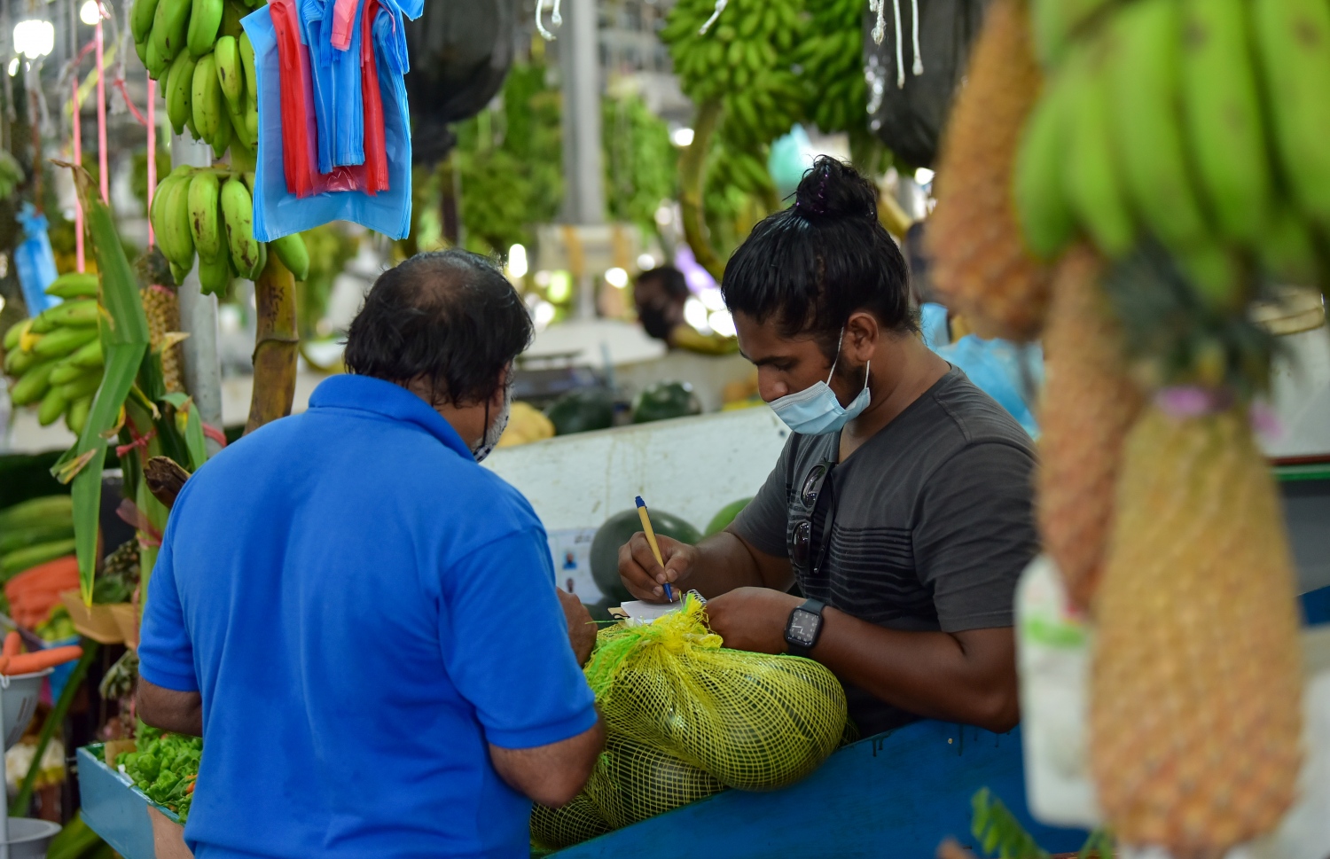 މާލެ: އޭޕްރީލް 12، 2021- ކޮންމެ އަހަރަކުވެސް ރޯދަ މަހަކީ ބާޒާރު ބާރު ބޮޑުވެ ތަކެތީގެ އަގަށް ބޮޑެތި ބަދަލުތަކެއް އަންނަ މަހެއް ނަމަވެސް މިއާ ހިލާފަށް ތަކެތީގެ އަގުލުއި ވެފައި ވާއިރު، ދަތުރުވެރިންގެ މާރުކޭޓް ފެންނަނީ ކުރިޔާ ހިލާފަށް ފަޅުކޮން .-- ފޮޓޯ:އަހުމަދު އަވްޝަން/މިހާރު
