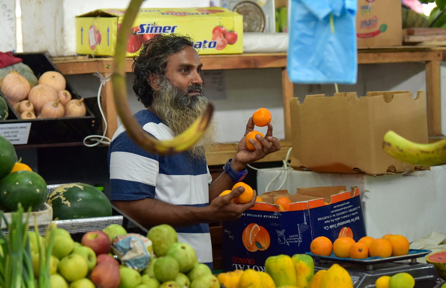 މާލެ: އޭޕްރީލް 12، 2021- ކޮންމެ އަހަރަކުވެސް ރޯދަ މަހަކީ ބާޒާރު ބާރު ބޮޑުވެ ތަކެތީގެ އަގަށް ބޮޑެތި ބަދަލުތަކެއް އަންނަ މަހެއް ނަމަވެސް މިއާ ހިލާފަށް ތަކެތީގެ އަގުލުއި ވެފައި ވާއިރު، ދަތުރުވެރިންގެ މާރުކޭޓް ފެންނަނީ ކުރިޔާ ހިލާފަށް ފަޅުކޮން .-- ފޮޓޯ:އަހުމަދު އަވްޝަން/މިހާރު