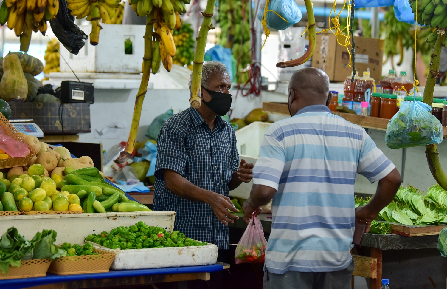 މާލެ: އޭޕްރީލް 12، 2021- ކޮންމެ އަހަރަކުވެސް ރޯދަ މަހަކީ ބާޒާރު ބާރު ބޮޑުވެ ތަކެތީގެ އަގަށް ބޮޑެތި ބަދަލުތަކެއް އަންނަ މަހެއް ނަމަވެސް މިއާ ހިލާފަށް ތަކެތީގެ އަގުލުއި ވެފައި ވާއިރު، ދަތުރުވެރިންގެ މާރުކޭޓް ފެންނަނީ ކުރިޔާ ހިލާފަށް ފަޅުކޮން .-- ފޮޓޯ:އަހުމަދު އަވްޝަން/މިހާރު