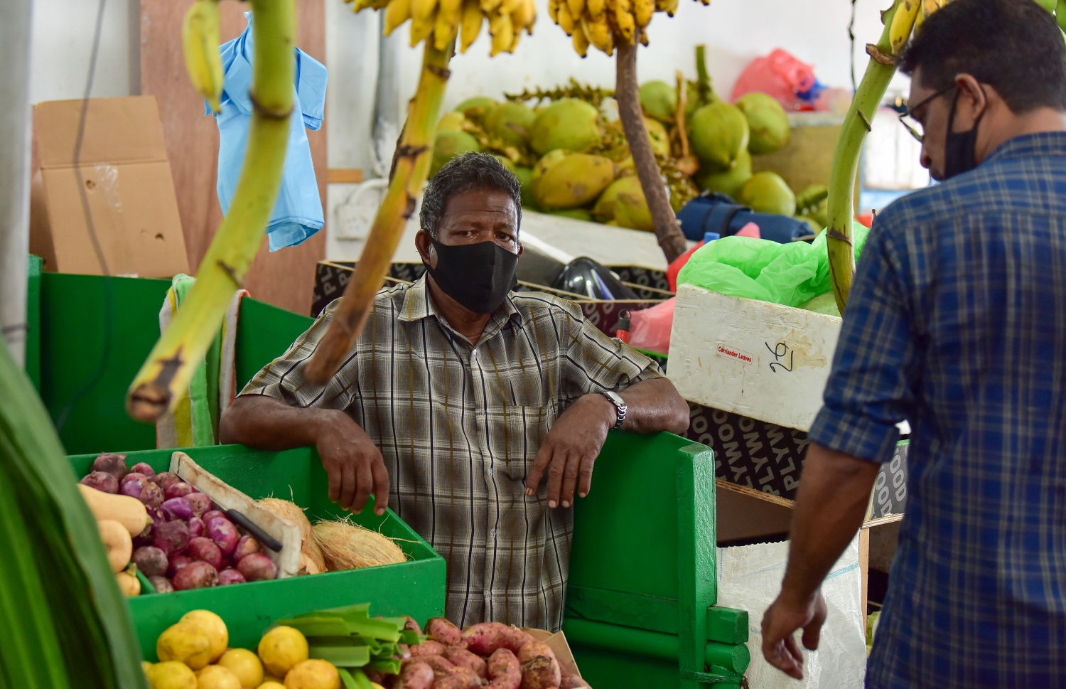 މާލެ: އޭޕްރީލް 12، 2021- ކޮންމެ އަހަރަކުވެސް ރޯދަ މަހަކީ ބާޒާރު ބާރު ބޮޑުވެ ތަކެތީގެ އަގަށް ބޮޑެތި ބަދަލުތަކެއް އަންނަ މަހެއް ނަމަވެސް މިއާ ހިލާފަށް ތަކެތީގެ އަގުލުއި ވެފައި ވާއިރު، ދަތުރުވެރިންގެ މާރުކޭޓް ފެންނަނީ ކުރިޔާ ހިލާފަށް ފަޅުކޮން .-- ފޮޓޯ:އަހުމަދު އަވްޝަން/މިހާރު