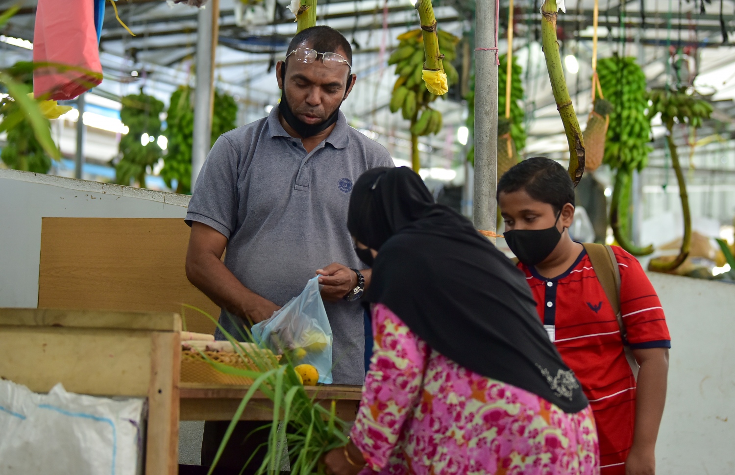 މާލެ: އޭޕްރީލް 12، 2021- ކޮންމެ އަހަރަކުވެސް ރޯދަ މަހަކީ ބާޒާރު ބާރު ބޮޑުވެ ތަކެތީގެ އަގަށް ބޮޑެތި ބަދަލުތަކެއް އަންނަ މަހެއް ނަމަވެސް މިއާ ހިލާފަށް ތަކެތީގެ އަގުލުއި ވެފައި ވާއިރު، ދަތުރުވެރިންގެ މާރުކޭޓް ފެންނަނީ ކުރިޔާ ހިލާފަށް ފަޅުކޮން .-- ފޮޓޯ:އަހުމަދު އަވްޝަން/މިހާރު