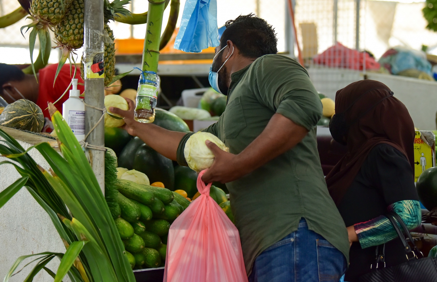 ދަތުރުވެރިންގެ މާރުކޭޓުގައި މީހަކު ވިޔަފާރި ކުރަނީ: އާއްމުކޮށް ތަކެތީގެ އަގު ހެޔޮ-- ފޮޓޯ: އަހުމަދު އަވްޝަން/މިހާރު