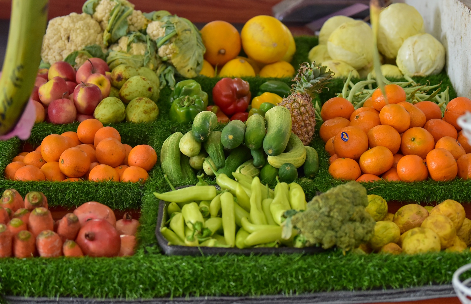 މާލެ: އޭޕްރީލް 12، 2021- ކޮންމެ އަހަރަކުވެސް ރޯދަ މަހަކީ ބާޒާރު ބާރު ބޮޑުވެ ތަކެތީގެ އަގަށް ބޮޑެތި ބަދަލުތަކެއް އަންނަ މަހެއް ނަމަވެސް މިއާ ހިލާފަށް ތަކެތީގެ އަގުލުއި ވެފައި ވާއިރު، ދަތުރުވެރިންގެ މާރުކޭޓް ފެންނަނީ ކުރިޔާ ހިލާފަށް ފަޅުކޮން .-- ފޮޓޯ:އަހުމަދު އަވްޝަން/މިހާރު