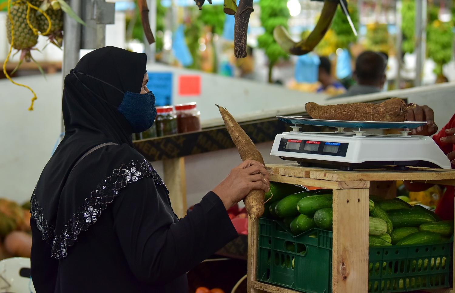 މާލެ: އޭޕްރީލް 12، 2021- ކޮންމެ އަހަރަކުވެސް ރޯދަ މަހަކީ ބާޒާރު ބާރު ބޮޑުވެ ތަކެތީގެ އަގަށް ބޮޑެތި ބަދަލުތަކެއް އަންނަ މަހެއް ނަމަވެސް މިއާ ހިލާފަށް ތަކެތީގެ އަގުލުއި ވެފައި ވާއިރު، ދަތުރުވެރިންގެ މާރުކޭޓް ފެންނަނީ ކުރިޔާ ހިލާފަށް ފަޅުކޮން .-- ފޮޓޯ:އަހުމަދު އަވްޝަން/މިހާރު