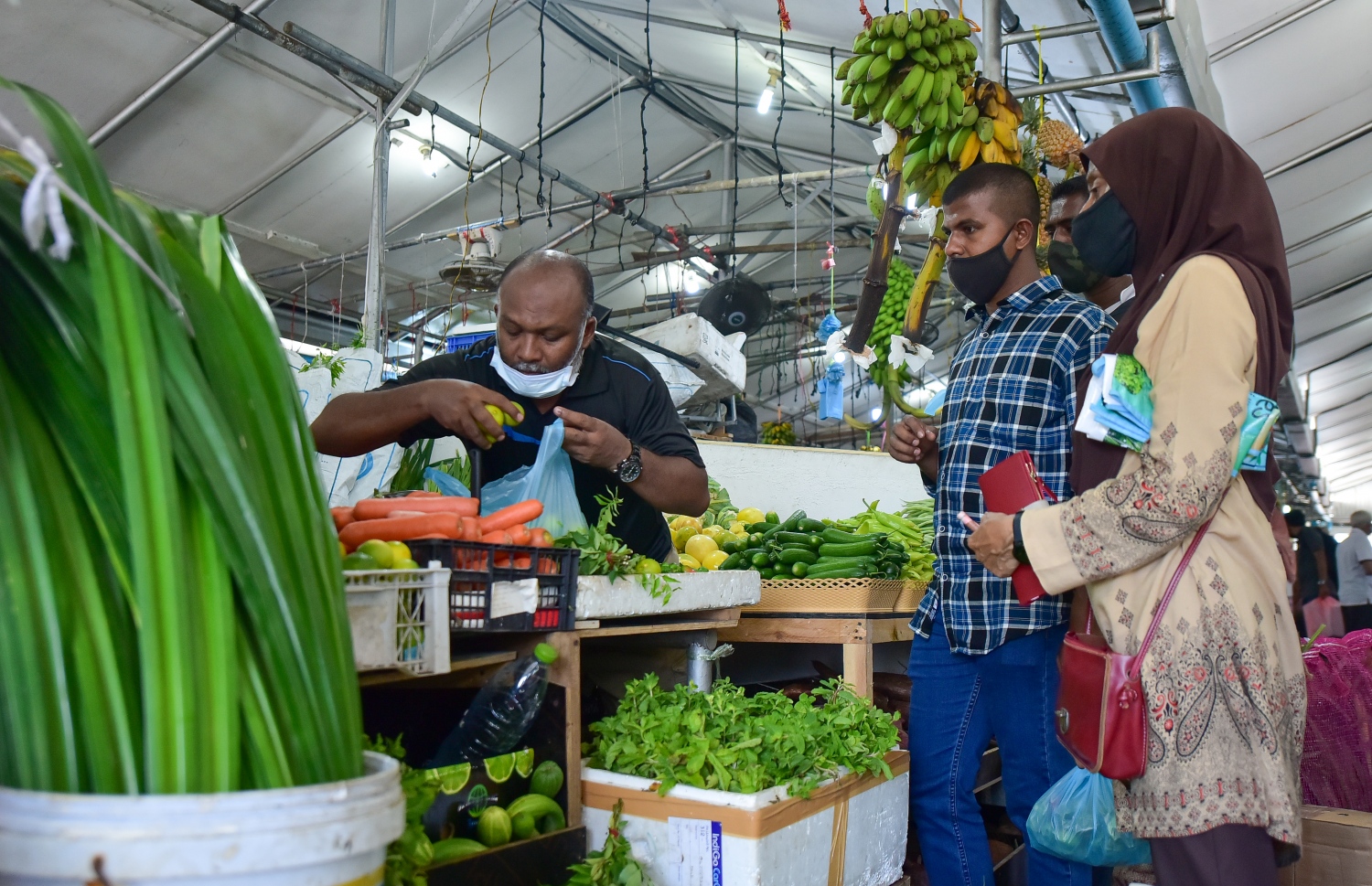 މާލެ: އޭޕްރީލް 12، 2021- ކޮންމެ އަހަރަކުވެސް ރޯދަ މަހަކީ ބާޒާރު ބާރު ބޮޑުވެ ތަކެތީގެ އަގަށް ބޮޑެތި ބަދަލުތަކެއް އަންނަ މަހެއް ނަމަވެސް މިއާ ހިލާފަށް ތަކެތީގެ އަގުލުއި ވެފައި ވާއިރު، ދަތުރުވެރިންގެ މާރުކޭޓް ފެންނަނީ ކުރިޔާ ހިލާފަށް ފަޅުކޮން .-- ފޮޓޯ:އަހުމަދު އަވްޝަން/މިހާރު