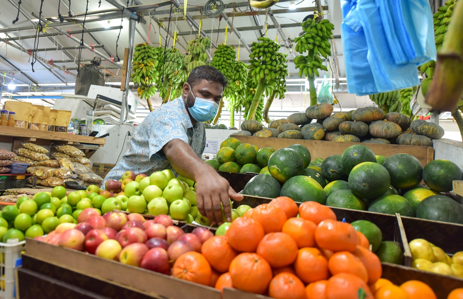 މާލެ: އޭޕްރީލް 12، 2021- ކޮންމެ އަހަރަކުވެސް ރޯދަ މަހަކީ ބާޒާރު ބާރު ބޮޑުވެ ތަކެތީގެ އަގަށް ބޮޑެތި ބަދަލުތަކެއް އަންނަ މަހެއް ނަމަވެސް މިއާ ހިލާފަށް ތަކެތީގެ އަގުލުއި ވެފައި ވާއިރު، ދަތުރުވެރިންގެ މާރުކޭޓް ފެންނަނީ ކުރިޔާ ހިލާފަށް ފަޅުކޮން .-- ފޮޓޯ:އަހުމަދު އަވްޝަން/މިހާރު