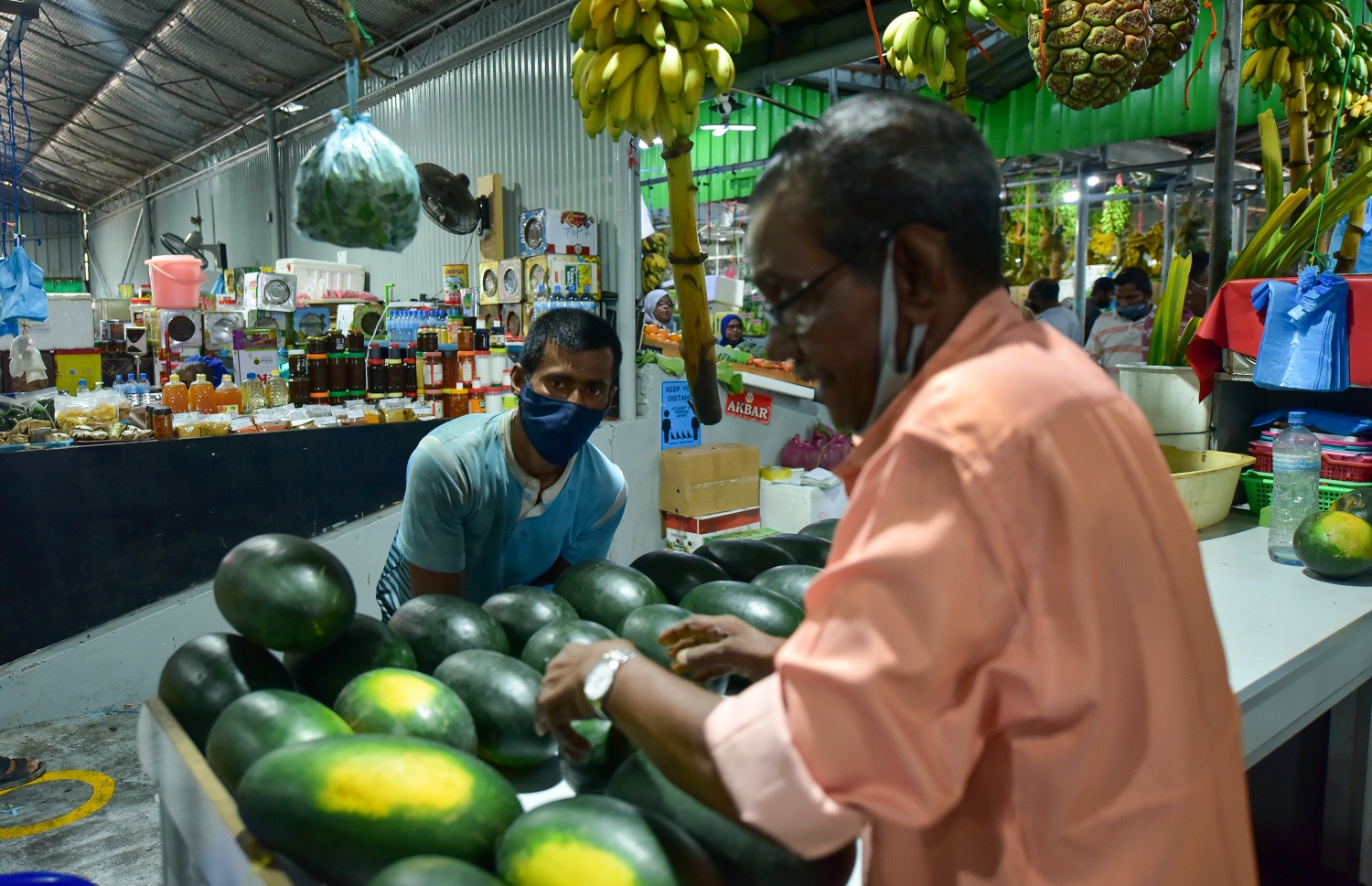 މާލެ: އޭޕްރީލް 12، 2021- ކޮންމެ އަހަރަކުވެސް ރޯދަ މަހަކީ ބާޒާރު ބާރު ބޮޑުވެ ތަކެތީގެ އަގަށް ބޮޑެތި ބަދަލުތަކެއް އަންނަ މަހެއް ނަމަވެސް މިއާ ހިލާފަށް ތަކެތީގެ އަގުލުއި ވެފައި ވާއިރު، ދަތުރުވެރިންގެ މާރުކޭޓް ފެންނަނީ ކުރިޔާ ހިލާފަށް ފަޅުކޮން .-- ފޮޓޯ:އަހުމަދު އަވްޝަން/މިހާރު