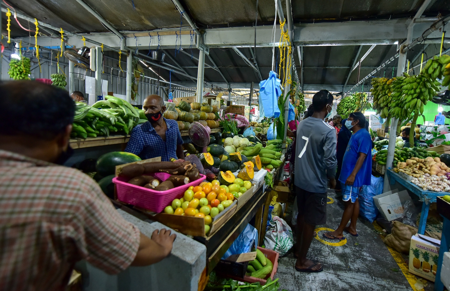 މާލެ: އޭޕްރީލް 12، 2021- ކޮންމެ އަހަރަކުވެސް ރޯދަ މަހަކީ ބާޒާރު ބާރު ބޮޑުވެ ތަކެތީގެ އަގަށް ބޮޑެތި ބަދަލުތަކެއް އަންނަ މަހެއް ނަމަވެސް މިއާ ހިލާފަށް ތަކެތީގެ އަގުލުއި ވެފައި ވާއިރު، ދަތުރުވެރިންގެ މާރުކޭޓް ފެންނަނީ ކުރިޔާ ހިލާފަށް ފަޅުކޮން .-- ފޮޓޯ:އަހުމަދު އަވްޝަން/މިހާރު