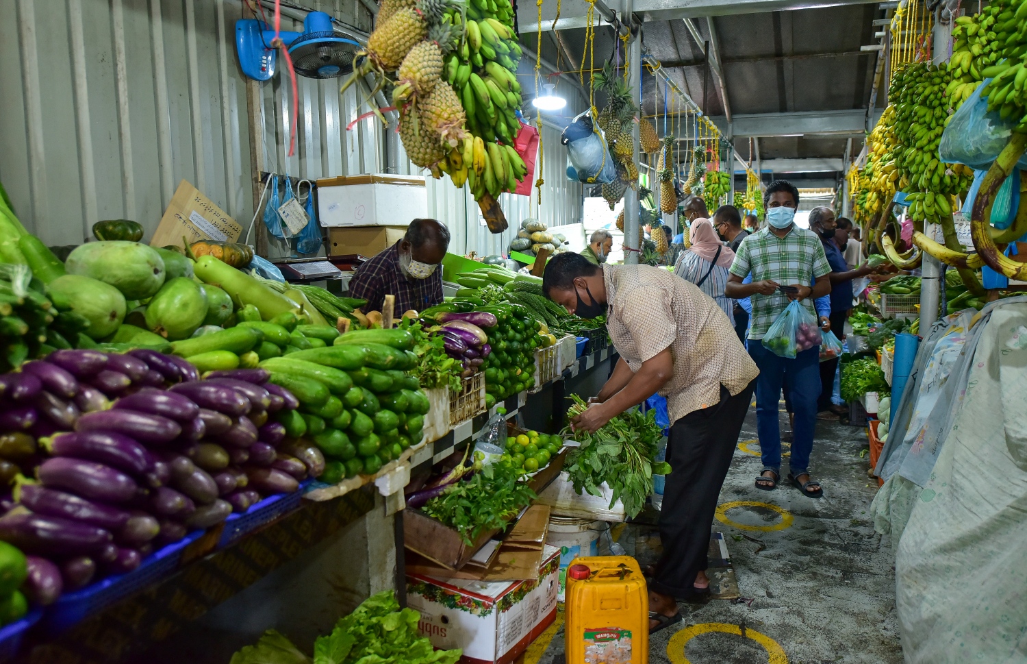 މާލެ: އޭޕްރީލް 12، 2021- ކޮންމެ އަހަރަކުވެސް ރޯދަ މަހަކީ ބާޒާރު ބާރު ބޮޑުވެ ތަކެތީގެ އަގަށް ބޮޑެތި ބަދަލުތަކެއް އަންނަ މަހެއް ނަމަވެސް މިއާ ހިލާފަށް ތަކެތީގެ އަގުލުއި ވެފައި ވާއިރު،  ދަތުރުވެރިންގެ މާރުކޭޓް ފެންނަނީ ކުރިޔާ ހިލާފަށް ފަޅުކޮން .-- ފޮޓޯ:އަހުމަދު އަވްޝަން/މިހާރު
