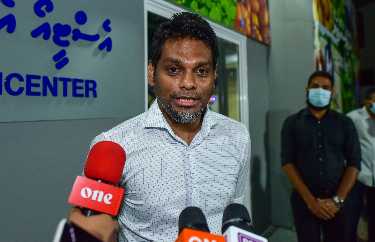 އެގްރިސެންޓަރު ހުޅުއްވައިދެއްވައި އެސްޓީއޯގެ މެނޭޖިން ޑިރެކްޓަރު އަމްރު މީޑިއާތަކަށް މައުލޫމާތު ދެއްވަނީ-- ފޮޓޯ: އަހުމަދު އަވްޝަން/މިހާރު