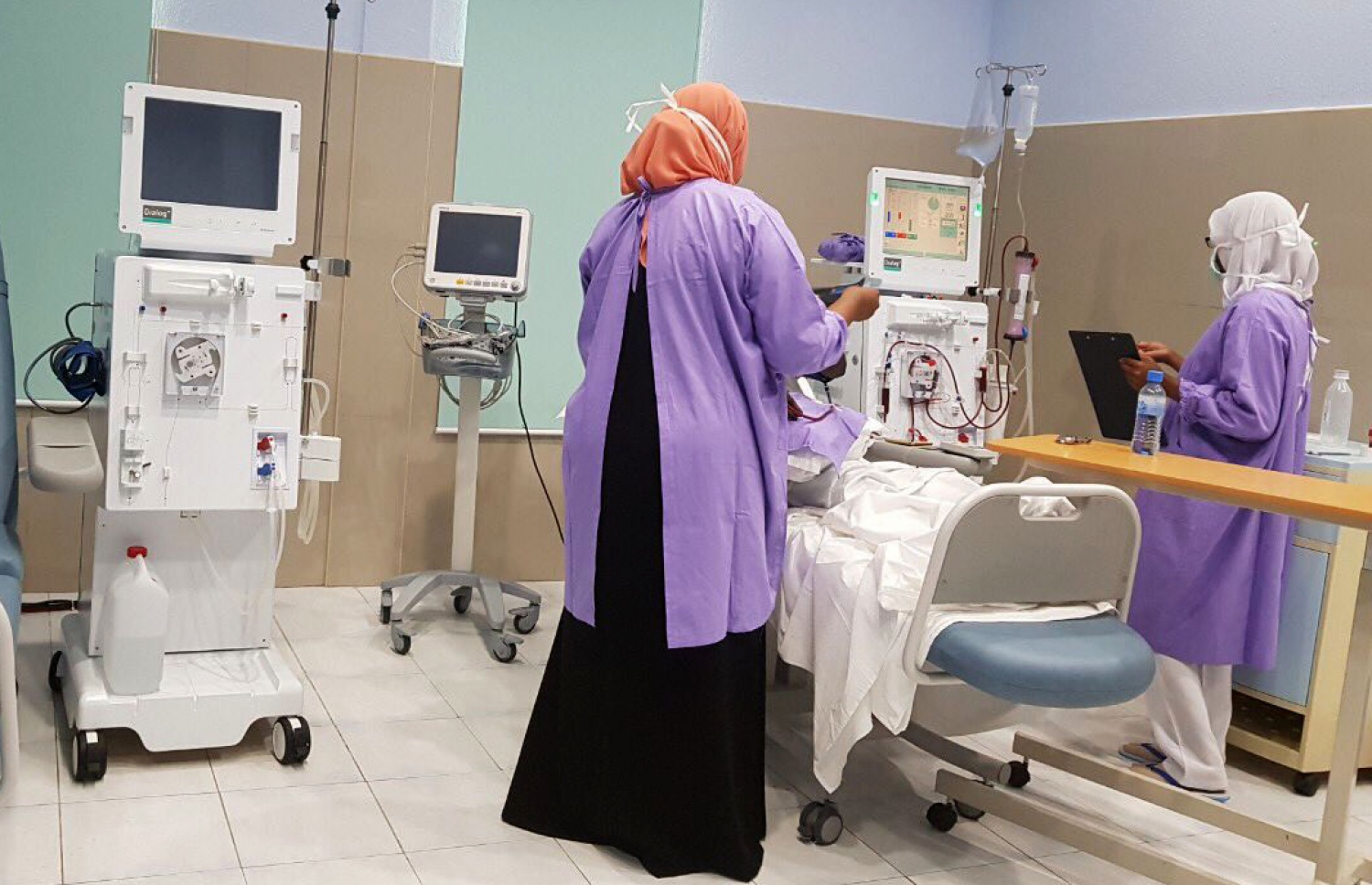 ހއ. އަތޮޅު ހޮސްޕިޓަލުގައި ޑަޔަލިސިސް ހަދަނީ. ފޮޓޯ: ހެލްތު މިނިސްޓްރީ