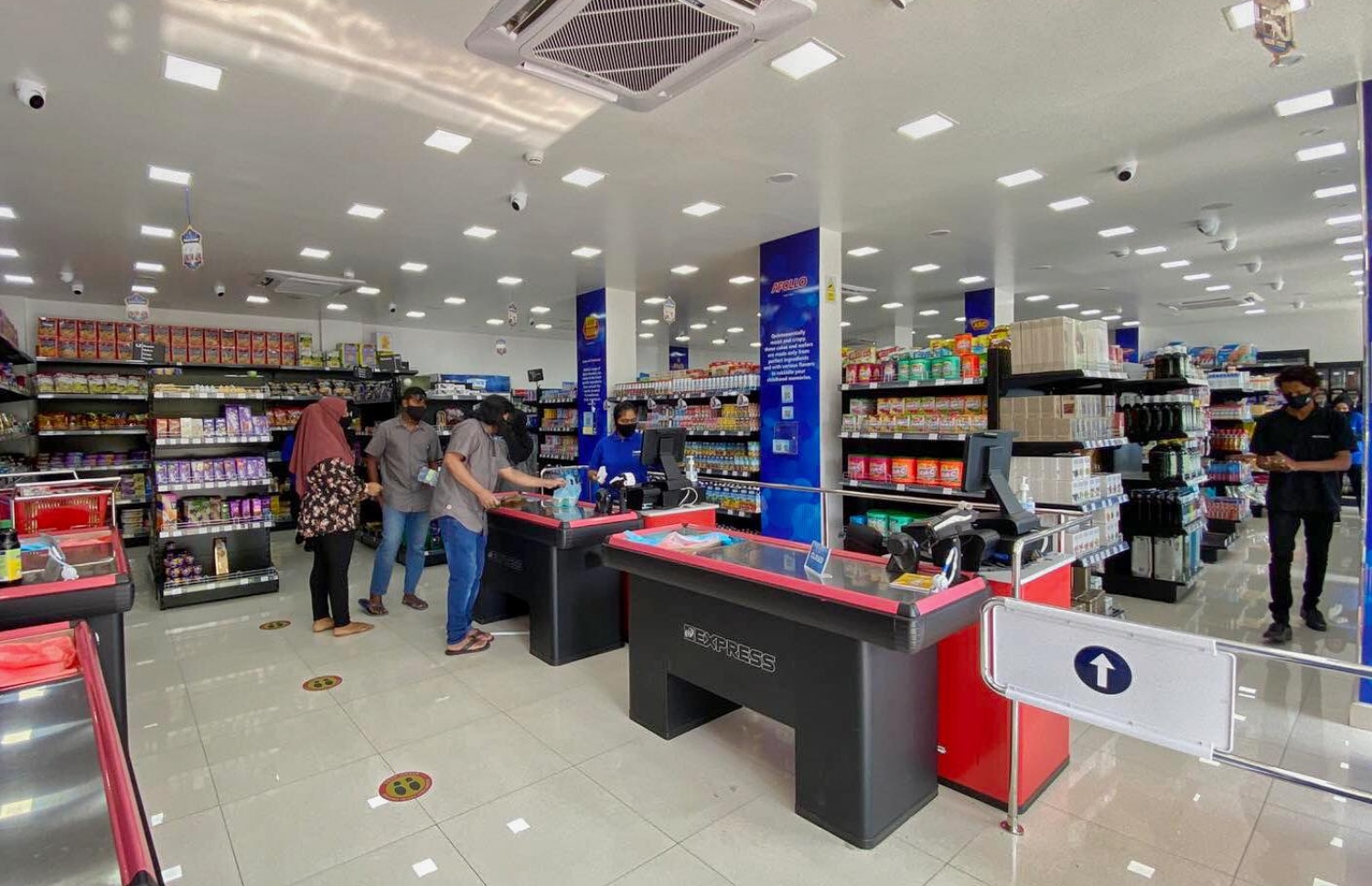 އެމްޔޫ އެކްސްޕްރެސްގައި ބަޔަކު ވިޔަފާރި ކުރަނީ-- ފޮޓޯ: އެމްޔޫ ސްޓޯ