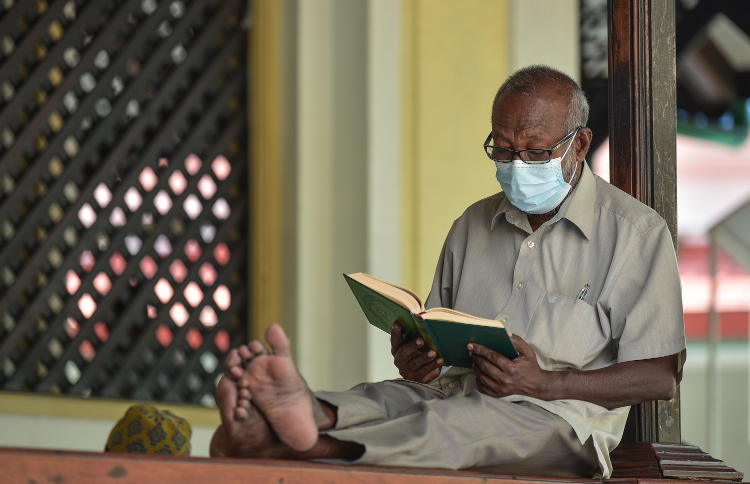 މާލެ: އޭޕްރިލް 13، 2021- ބަންޑާރަ މިސްކިތުގައި ޖަމާއަތުގައި މިއަދު ކުރި މެންދުރު ނަމާދަށް ފަހު، ގުރުއާން ކިޔެވުމުގައި މީހަކު ވަގުތު ހޭދަކުރަނީ.---ފޮޓޯ: ނިޝާން އަލީ/މިހާރު