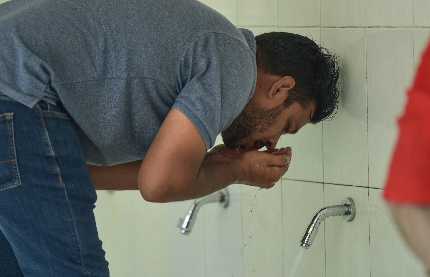 މާލެ- އޭޕްރިލް 13، 2021: މި އަހަރުގެ ރޯދަ މަހުގެ ފުރަތަމަ ދުވަހު މެންދުރު ނަމާދުގެ ވަގުތުގައި ބަންޑާރަ މިސްކިތުގައި މީހަކު ވުލޫ ކުރަނީ.---ފޮޓޯތައް: ނިޝާން އަލީ/މިހާރު