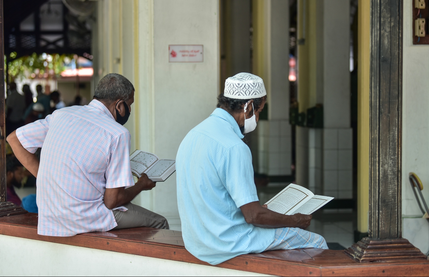 މާލެ: އޭޕްރިލް 13، 2021- ބަންޑާރަ މިސްކިތުގައި ޖަމާއަތުގައި މިއަދު ކުރި މެންދުރު ނަމާދަށް ފަހު، ގުރުއާން ކިޔެވުމާއި ދުއާކުރުމުގައި ބަޔަކު ވަގުތު ހޭދަކުރަނީ.---ފޮޓޯ: ނިޝާން އަލީ/މިހާރު