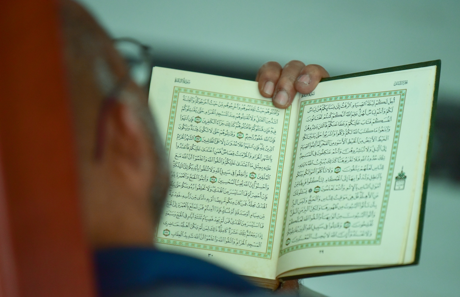 މާލެ: އޭޕްރިލް 13، 2021- އިސްލާމީ މަރުކަޒުގައި ޖަމާއަތުގައި މިއަދު ކުރި މެންދުރު ނަމާދަށް ފަހު، ގުރުއާން ކިޔެވުމުގައި މީހަކު ވަގުތު ހޭދަކުރަނީ.---ފޮޓޯ: ނިޝާން އަލީ/މިހާރު