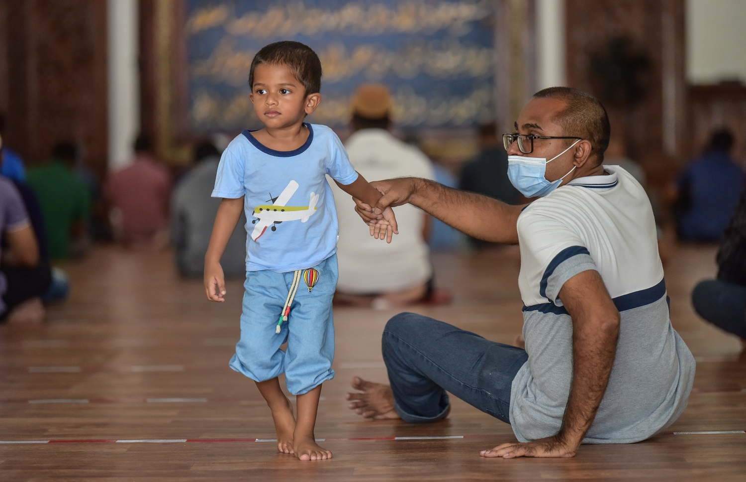 މާލެ: އޭޕްރިލް 13، 2021- އިސްލާމީ މަރުކަޒުގައި ޖަމާއަތުގައި މިއަދު ކުރި މެންދުރު ނަމާދަށް ފަހު، ކުޑަ ކުއްޖަކު ގޮވައިގެން މީހަކު މިސްކިތުން ފައިބަނީ.---ފޮޓޯ: ނިޝާން އަލީ/މިހާރު