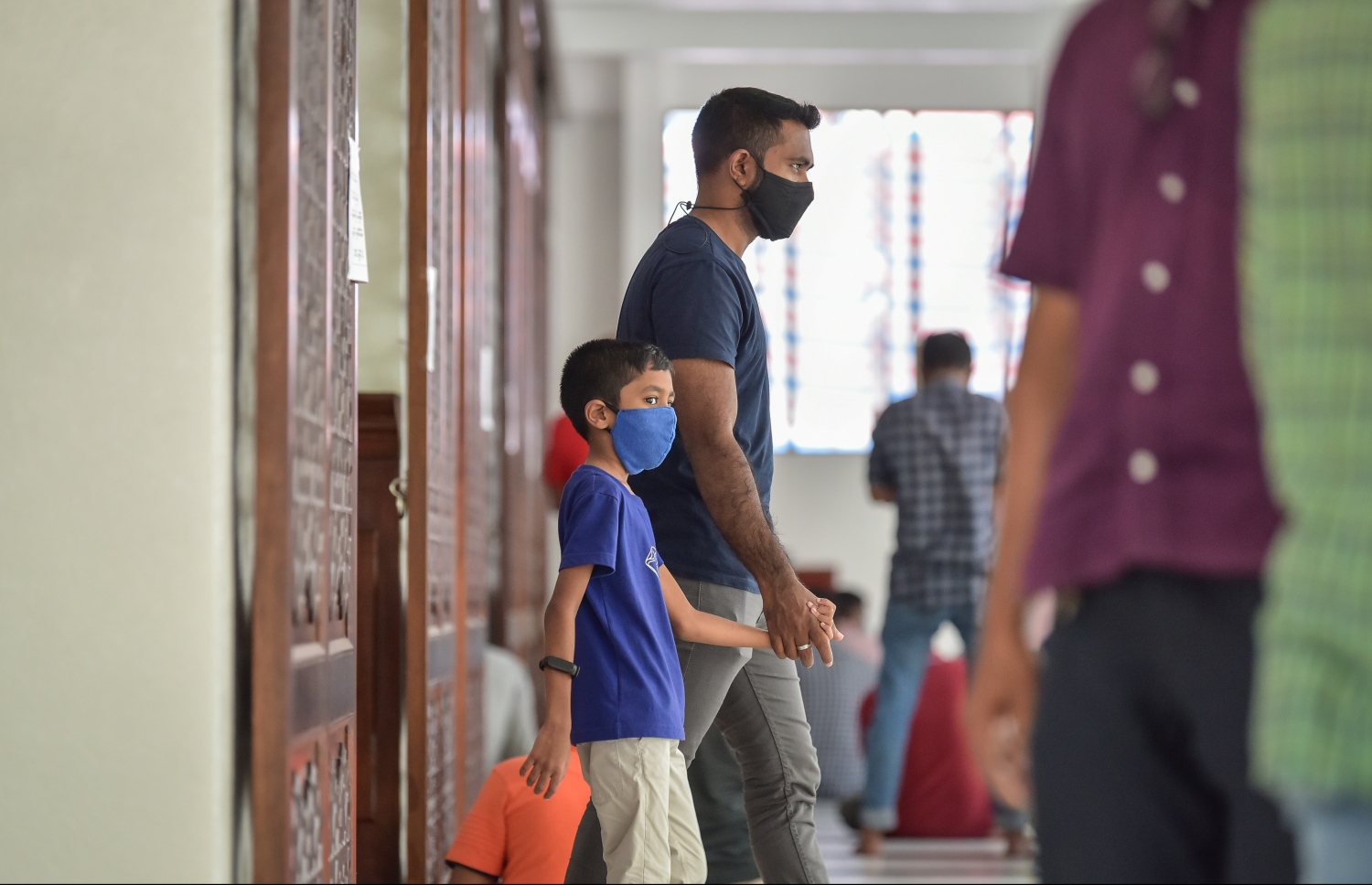 މާލެ: އޭޕްރިލް 13، 2021- އިސްލާމީ މަރުކަޒުގައި ޖަމާއަތުގައި މިއަދު ކުރި މެންދުރު ނަމާދަށް ފަހު، ކުޑަ ކުއްޖަކު ގޮވައިގެން މީހަކު މިސްކިތުން ފައިބަނީ.---ފޮޓޯ: ނިޝާން އަލީ/މިހާރު