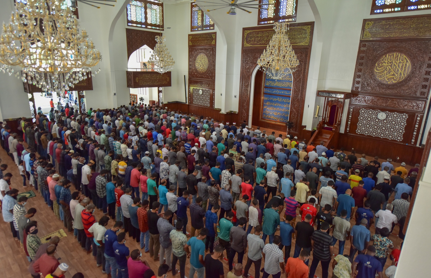 މާލެ: އޭޕްރިލް 13، 2021- މުލަ ރޯދަ ދުވަހުގެ މެންދުރު ނަމާދު އިސްލާމީ މަރުކަޒުގައި ޖަމާއަތުގައި ކުރަނީ: ކޮންމެ އަހަރެއްގެ ރޯދަ މަހާ އެކު މިސްކިތްތައް ފުރިބާރުވޭ.---ފޮޓޯ: ނިޝާން އަލީ/މިހާރު