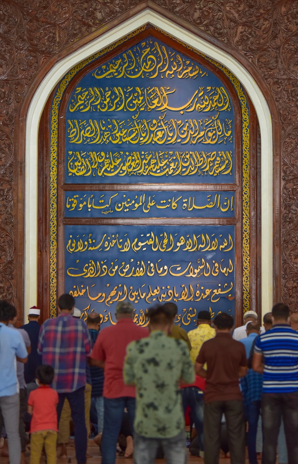 މާލެ: އޭޕްރިލް 13، 2021- މުލަ ރޯދަ ދުވަހުގެ މެންދުރު ނަމާދު އިސްލާމީ މަރުކަޒުގައި ޖަމާއަތުގައި ކުރަނީ: ކޮންމެ އަހަރެއްގެ ރޯދަ މަހާ އެކު މިސްކިތްތައް ފުރިބާރުވޭ.---ފޮޓޯ: ނިޝާން އަލީ/މިހާރު