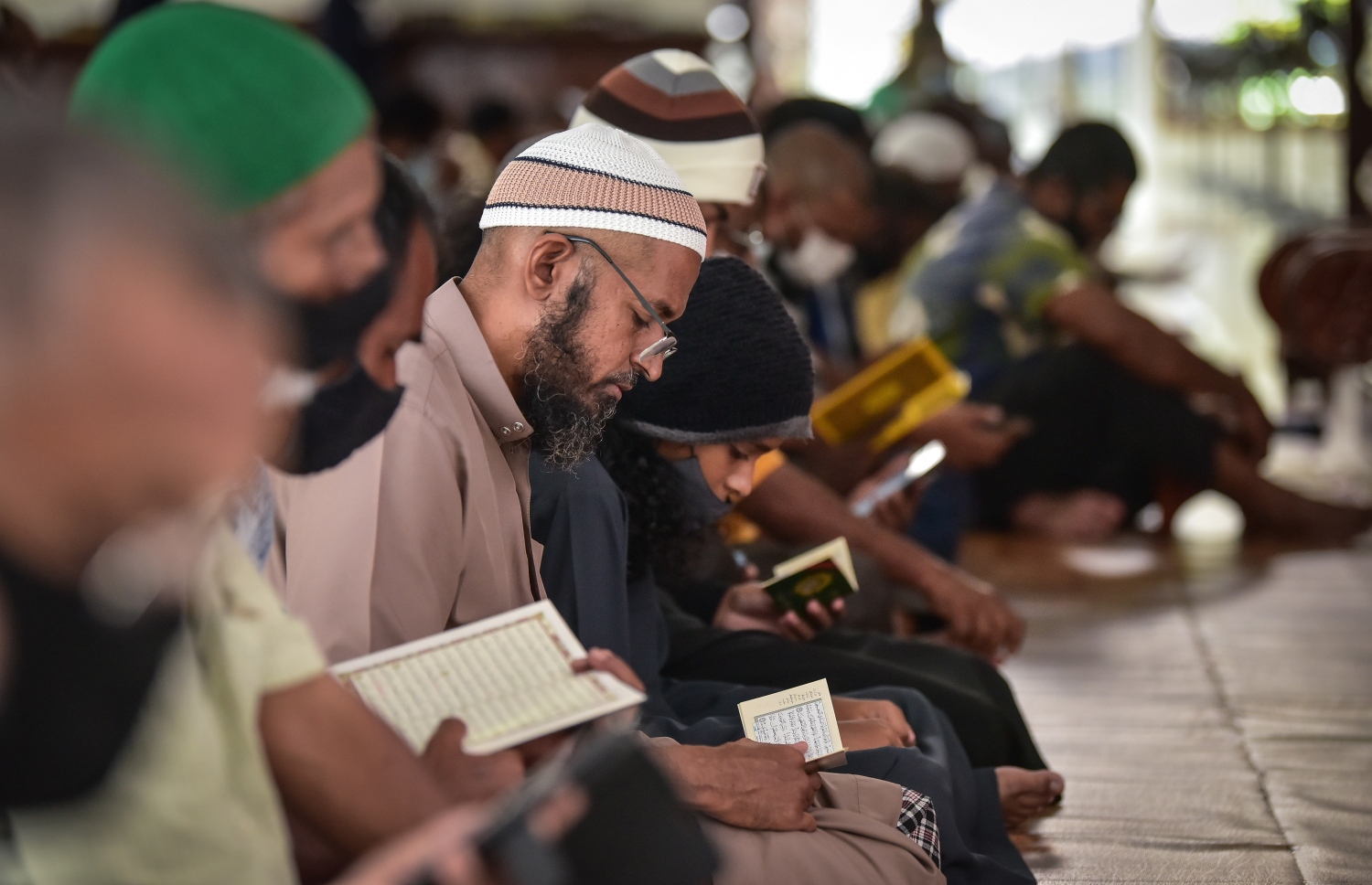 މާލެ: އޭޕްރިލް 13، 2021- އިސްލާމީ މަރުކަޒުގައި ޖަމާއަތުގައި މިއަދު ކުރި މެންދުރު ނަމާދަށް ފަހު، ގުރުއާން ކިޔެވުމާއި ދުއާކުރުމުގައި ބަޔަކު ވަގުތު ހޭދަކުރަނީ.---ފޮޓޯ: ނިޝާން އަލީ/މިހާރު