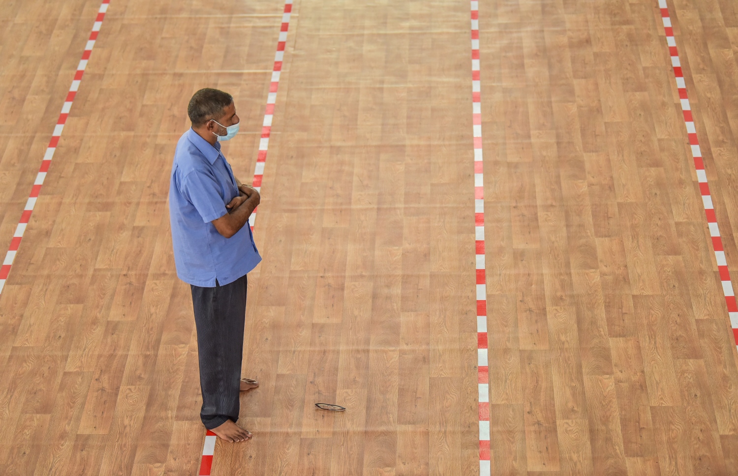 މާލެ: އޭޕްރިލް 13، 2021- މުލަ ރޯދަ ދުވަހުގެ މެންދުރު ނަމާދު އިސްލާމީ މަރުކަޒުގައި މީހަކު ކުރަނީ: ކޮންމެ އަހަރެއްގެ ރޯދަ މަހާ އެކު މިސްކިތްތައް ފުރިބާރުވޭ.---ފޮޓޯ: ނިޝާން އަލީ/މިހާރު