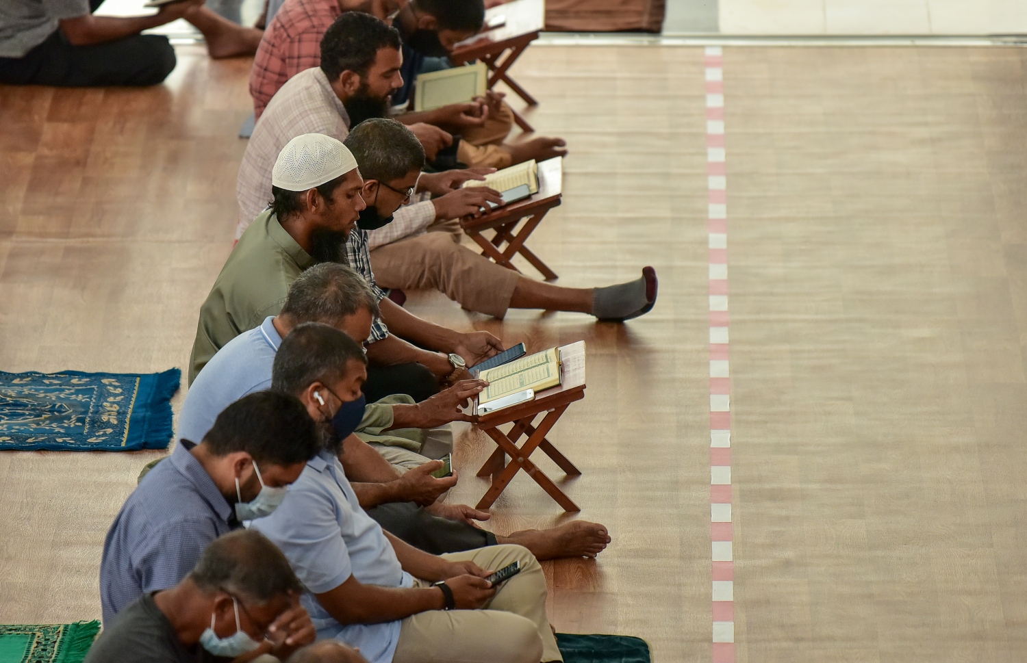 މާލެ: އޭޕްރިލް 13، 2021- އިސްލާމީ މަރުކަޒުގައި ޖަމާއަތުގައި މިއަދު ކުރި މެންދުރު ނަމާދަށް ފަހު، ގުރުއާން ކިޔެވުމާއި ދުއާކުރުމުގައި ބަޔަކު ވަގުތު ހޭދަކުރަނީ.---ފޮޓޯ: ނިޝާން އަލީ/މިހާރު