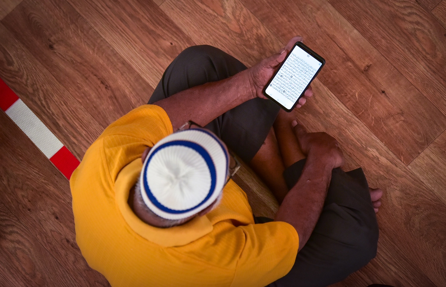 މާލެ: އޭޕްރިލް 13، 2021- އިސްލާމީ މަރުކަޒުގައި ޖަމާއަތުގައި މިއަދު ކުރި މެންދުރު ނަމާދަށް ފަހު، ގުރުއާން ކިޔެވުމުގައި މީހަކު ވަގުތު ހޭދަކުރަނީ.---ފޮޓޯ: ނިޝާން އަލީ/މިހާރު