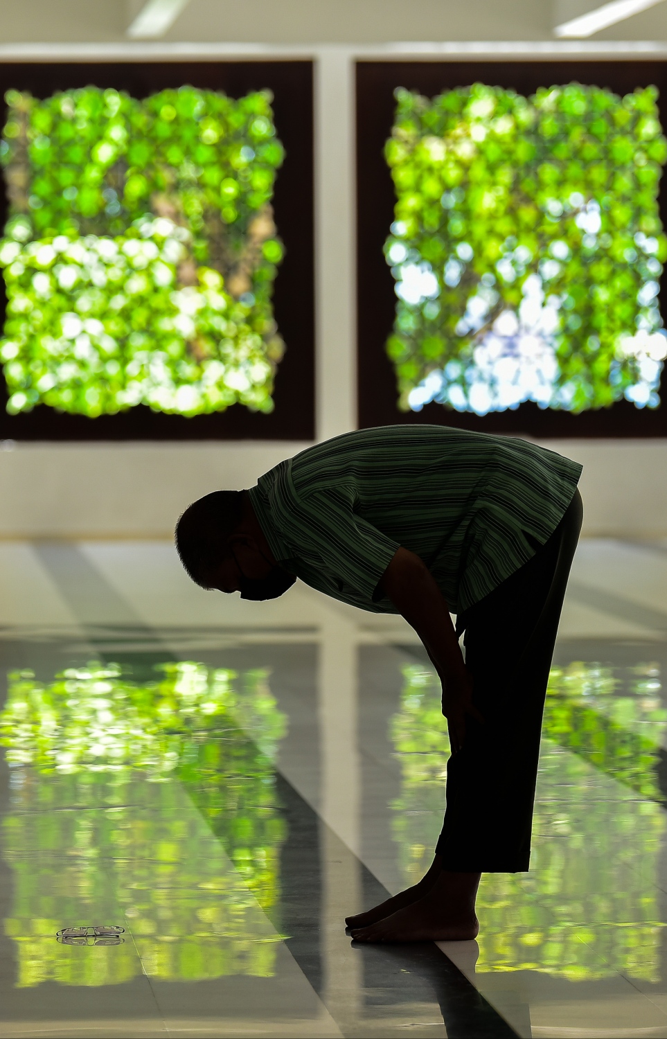 މާލެ: އޭޕްރިލް 13، 2021- މުލަ ރޯދަ ދުވަހުގެ މެންދުރު ނަމާދު އިސްލާމީ މަރުކަޒުގައި މީހަކު ކުރަނީ: ކޮންމެ އަހަރެއްގެ ރޯދަ މަހާ އެކު މިސްކިތްތައް ފުރިބާރުވޭ.---ފޮޓޯ: ނިޝާން އަލީ/މިހާރު