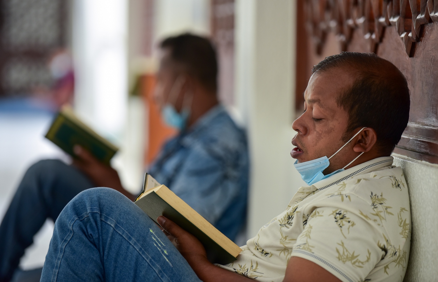 މާލެ: އޭޕްރިލް 13، 2021- އިސްލާމީ މަރުކަޒުގައި ޖަމާއަތުގައި މިއަދު ކުރި މެންދުރު ނަމާދަށް ފަހު، ގުރުއާން ކިޔެވުމާއި ދުއާކުރުމުގައި ބަޔަކު ވަގުތު ހޭދަކުރަނީ.---ފޮޓޯ: ނިޝާން އަލީ/މިހާރު