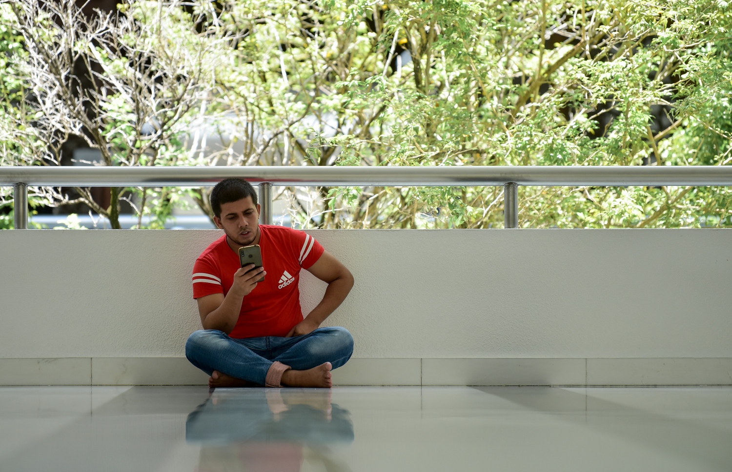 މާލެ: އޭޕްރިލް 13، 2021- އިސްލާމީ މަރުކަޒުގައި ޖަމާއަތުގައި މިއަދު ކުރި މެންދުރު ނަމާދަށް ފަހު، ގުރުއާން ކިޔެވުމާއި ދުއާކުރުމުގައި މީހަކު ވަގުތު ހޭދަކުރަނީ.---ފޮޓޯ: ނިޝާން އަލީ/މިހާރު