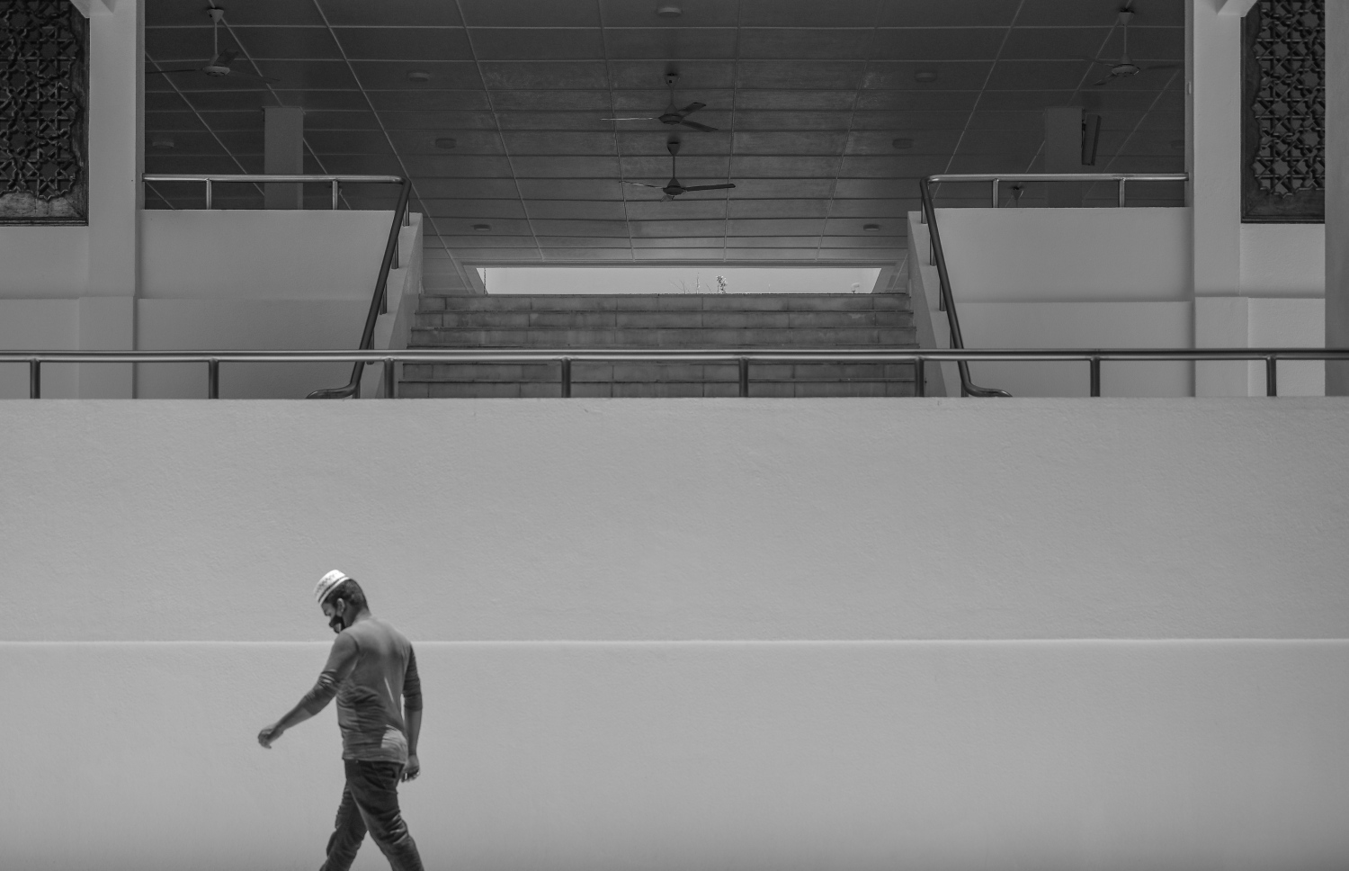 މާލެ: އޭޕްރިލް 13، 2021- މުލަ ރޯދަ ދުވަހުގެ މެންދުރު ނަމާދަށް އިސްލާމީ މަރުކަޒަށް މީހަކު ދަނީ.---ފޮޓޯ: ނިޝާން އަލީ/މިހާރު