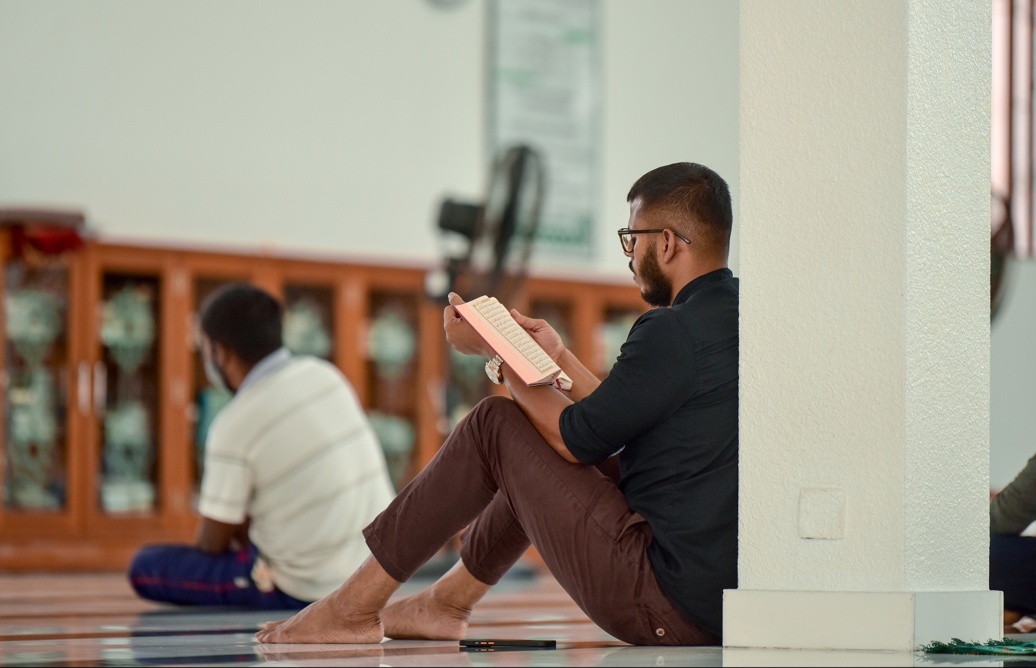 މާލެ: އޭޕްރިލް 13، 2021- އިސްލާމީ މަރުކަޒުގައި ޖަމާއަތުގައި މިއަދު ކުރި މެންދުރު ނަމާދަށް ފަހު، ގުރުއާން ކިޔެވުމާއި ދުއާކުރުމުގައި ބަޔަކު ވަގުތު ހޭދަކުރަނީ.---ފޮޓޯ: ނިޝާން އަލީ/މިހާރު