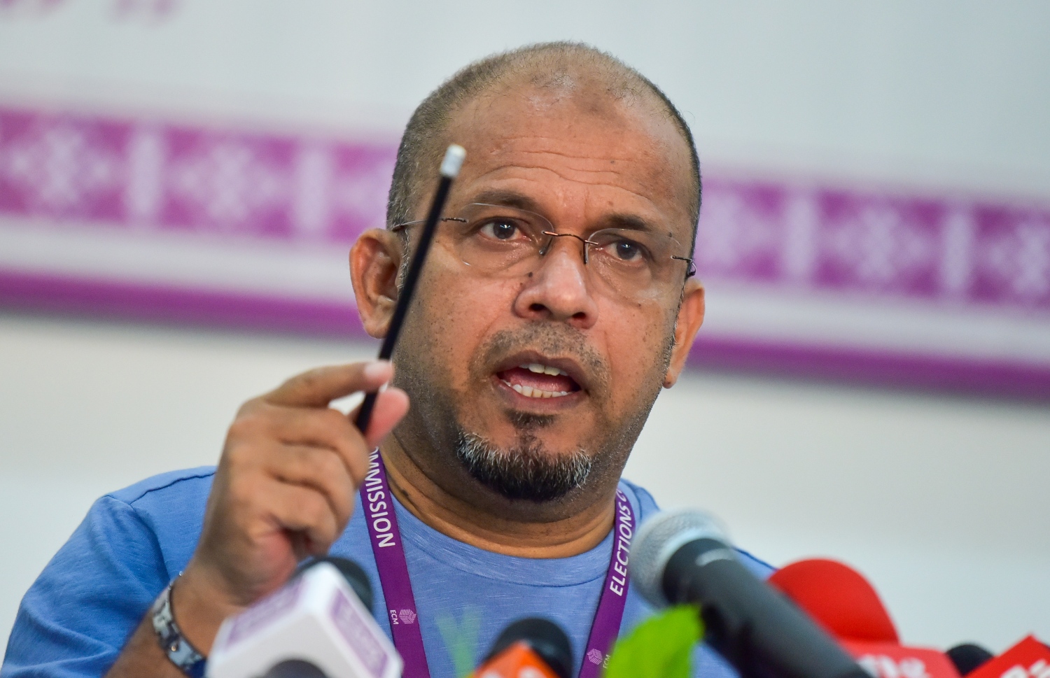 އީސީގެ ރައީސް ޝަރީފު، ނޫސްވެރިންގެ ސުވާލުތަކަށް މިއަދު ޖަވާބު ދެއްވަނީ.---ފޮޓޯ: އަހުމަދު އަވްޝަން/މިހާރު