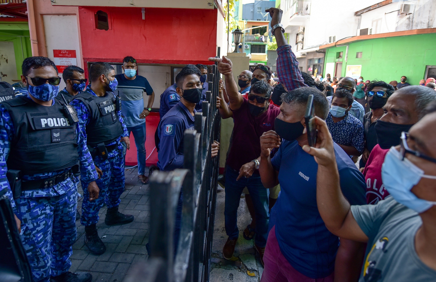 އިންތިހާބުތަކާ ބެހޭ މައި މަރުކަޒު ކައިރީގައި މިއަދު ހިންގި ހަމަނުޖެހުން ކޮންޓްރޯލް ކުރުމަށް ފުލުހުން ހަރަކާތްތެރިވަނީ.---ފޮޓޯ: އަހުމަދު އަވްޝަން/މިހާރު