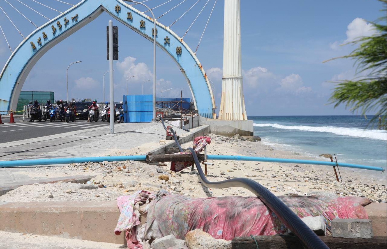 ބްރިޖުމަތިން ކޭބަލް ހުޅުމާލެއަށް ގެންދަނީ. ޕްރޮޖެކްޓްގެ 90 ޕަސެންޓް ވަނީ ނިމިފަ