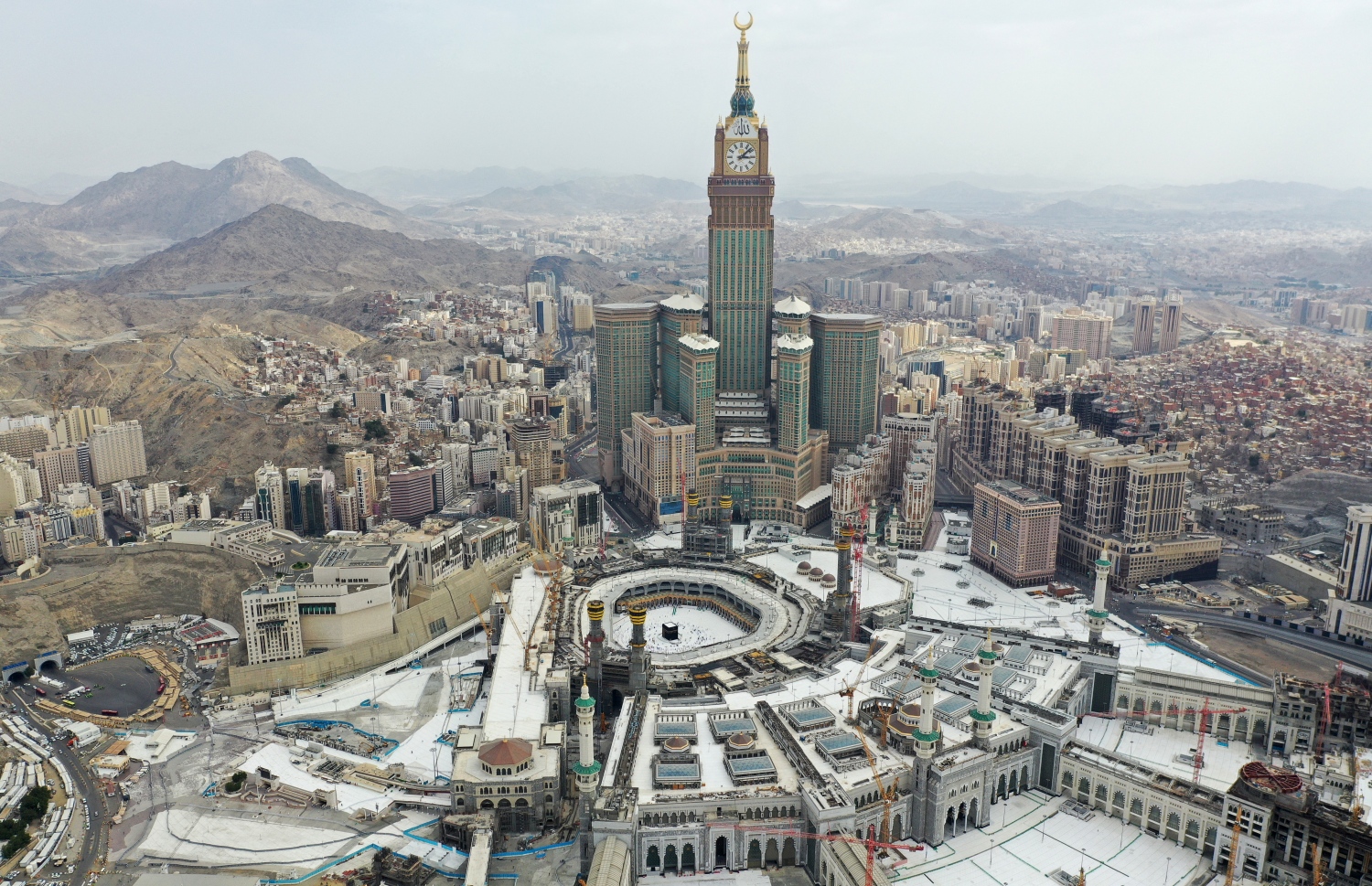 މައްކާ: އެޕްރީލް 13، 2021: މައްކާގެ ހަރަމްފުޅުގެ މަންޒަރެއް: މި ރޯދަ މަހު ހަރަމްފުޅުގައި ނަމާދު ކުރެވޭނީ ވެކްސިން ޖަހާފައިވާ މީހުންނަށް. --ފޮޓޯ:އޭއެފްޕީ