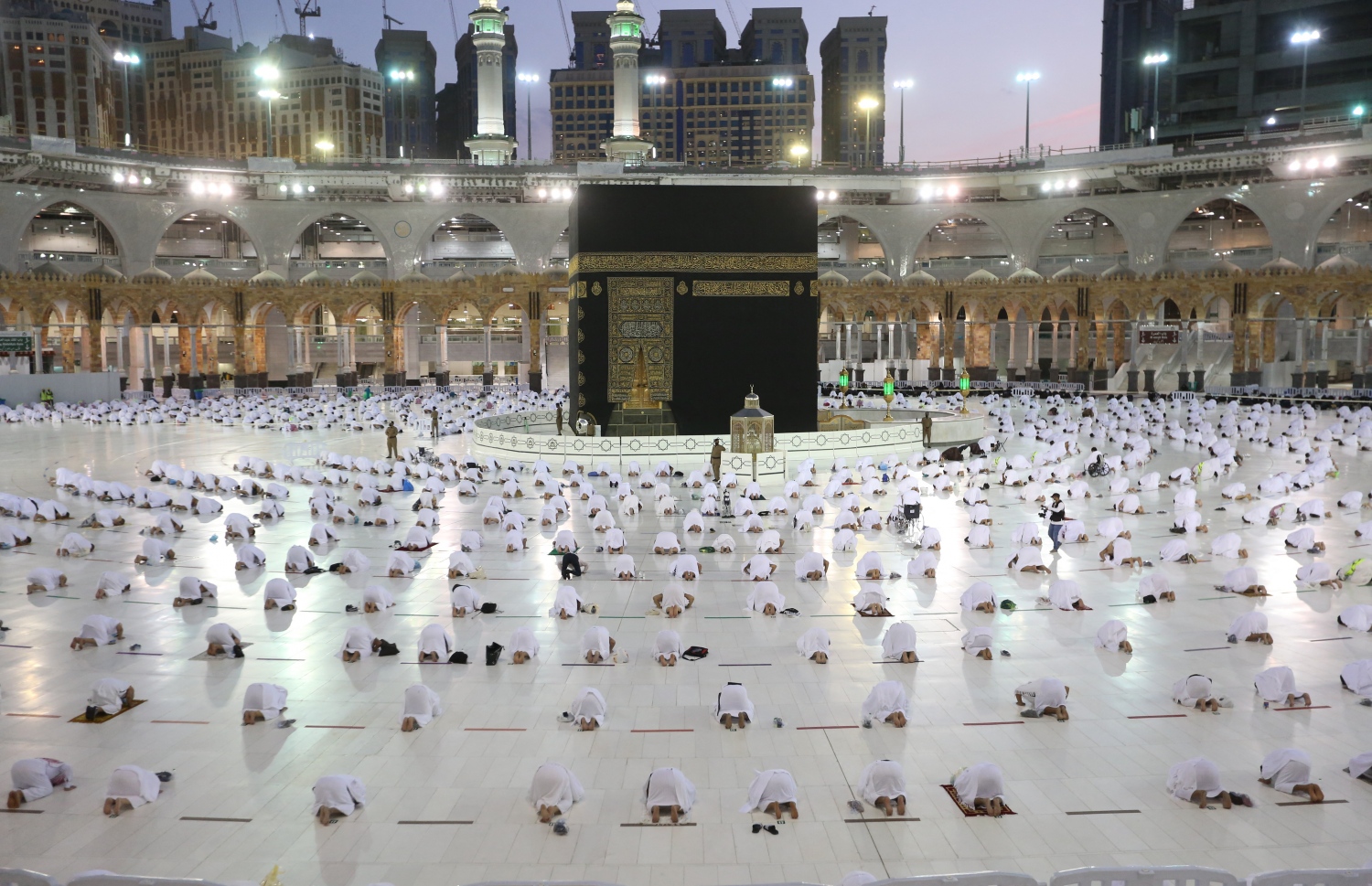 މައްކާ: އެޕްރީލް 13، 2021: މައްކާގެ ހަރަމްފުޅުގައި ނަމާދު ކުރަނީ: މި ރޯދަ މަހު ހަރަމްފުޅުގައި ނަމާދު ކުރެވޭނީ ވެކްސިން ޖަހާފައިވާ މީހުންނަށް. --ފޮޓޯ:އޭއެފްޕީ