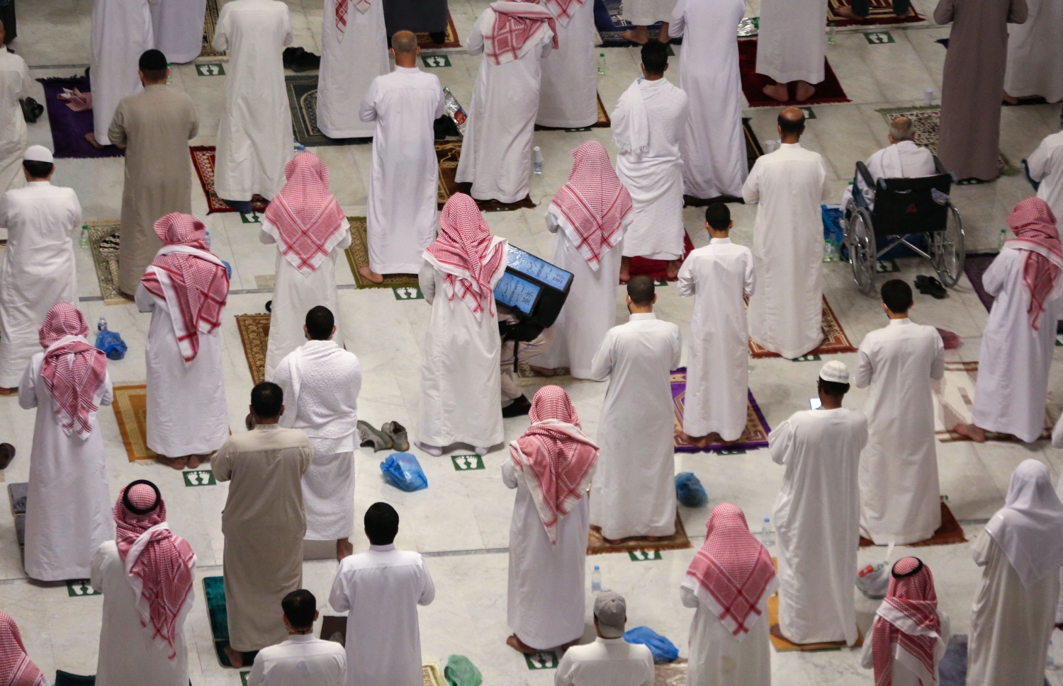 މައްކާ: އެޕްރީލް 13، 2021: މައްކާގެ ހަރަމްފުޅުގައި ނަމާދު ކުރަނީ: މި ރޯދަ މަހު ހަރަމްފުޅުގައި ނަމާދު ކުރެވޭނީ ވެކްސިން ޖަހާފައިވާ މީހުންނަށް. --ފޮޓޯ:އޭއެފްޕީ