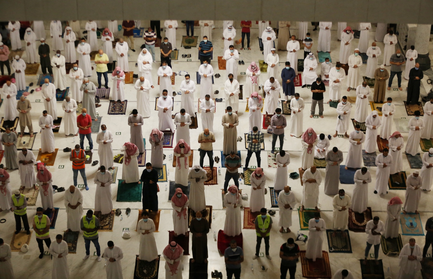 މައްކާ: އެޕްރީލް 13، 2021: މައްކާގެ ހަރަމްފުޅުގައި ނަމާދު ކުރަނީ: މި ރޯދަ މަހު ހަރަމްފުޅުގައި ނަމާދު ކުރެވޭނީ ވެކްސިން ޖަހާފައިވާ މީހުންނަށް. --ފޮޓޯ:އޭއެފްޕީ