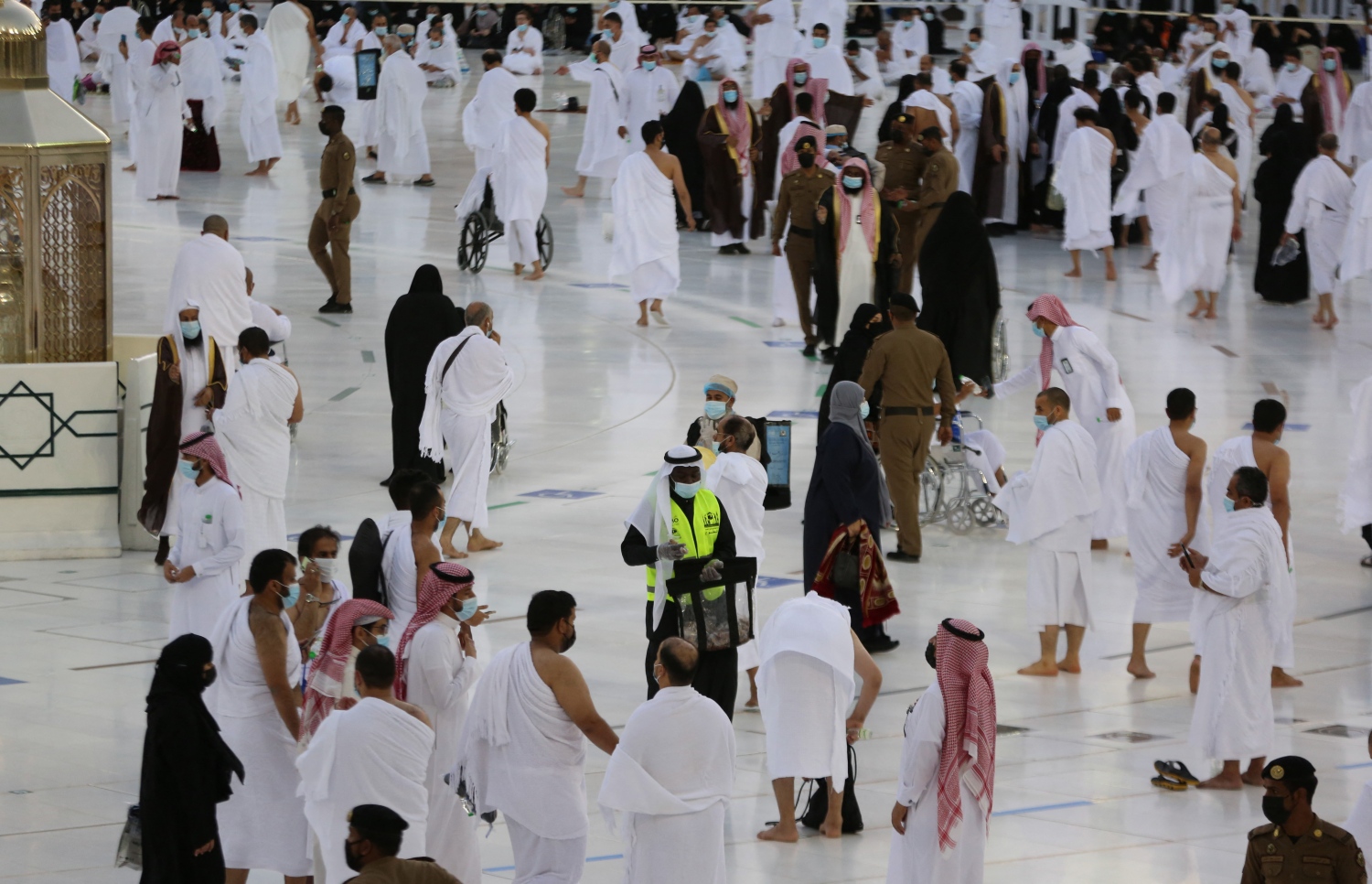 މައްކާ: އެޕްރީލް 13، 2021: މައްކާގެ ހަރަމްފުޅު ވަށާ ތަވާފް ކުރަނީ: މި ރޯދަ މަހު ހަރަމްފުޅުގައި ނަމާދު ކުރެވޭނީ ވެކްސިން ޖަހާފައިވާ މީހުންނަށް. --ފޮޓޯ:އޭއެފްޕީ