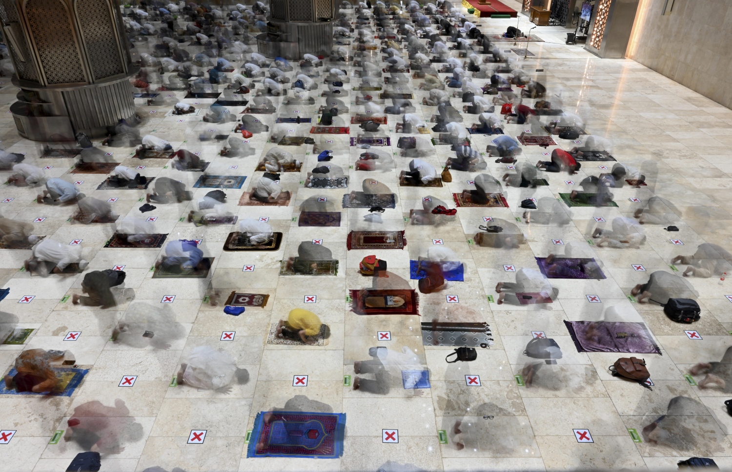 އިންޑޮނޭޝިއާ: އޭޕްރިލް 12، 2021: ރޯދަމަހުގެ ފުރަތަމަ ރޭގެ ތަރާވީހު ނަމާދު ކުރަނީ.-- ފޮޓޯ: އޭއެފްޕީ