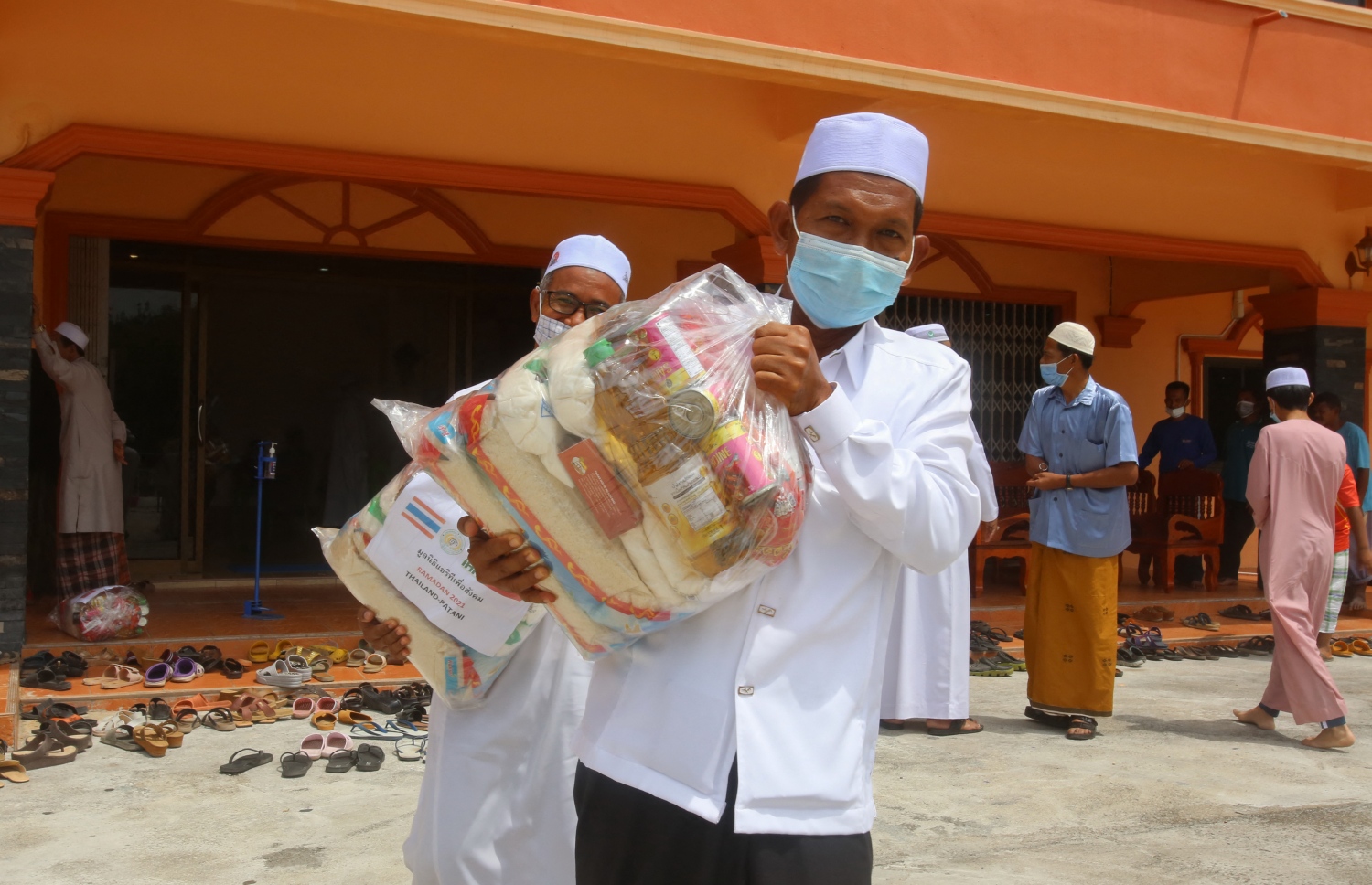 ތައިލޭންޑް: އޭޕްރިލް 17، 2021: އައިއެޗްއެޗް ހިއުމަނިޓޭރިއަން ރިލީފް ފައުންޑޭޝަންގެ ފަރާތުން ބަހާ ރޯދަ ހަދިޔާ ކޮތަޅުތަކެއް ބަހަނީ.-- ފޮޓޯ: އޭއެފްޕީ