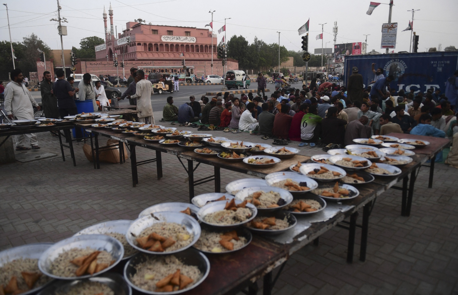 ޕާކިސްތާން: އޭޕްރިލް 17، 2021: ރޯދަ މަހުގެ ރޯދަ ވީއްލުމަށް ބަޔަކު އެއްތަނަށް ޖަމާވެފައި .-- ފޮޓޯ: އޭއެފްޕީ